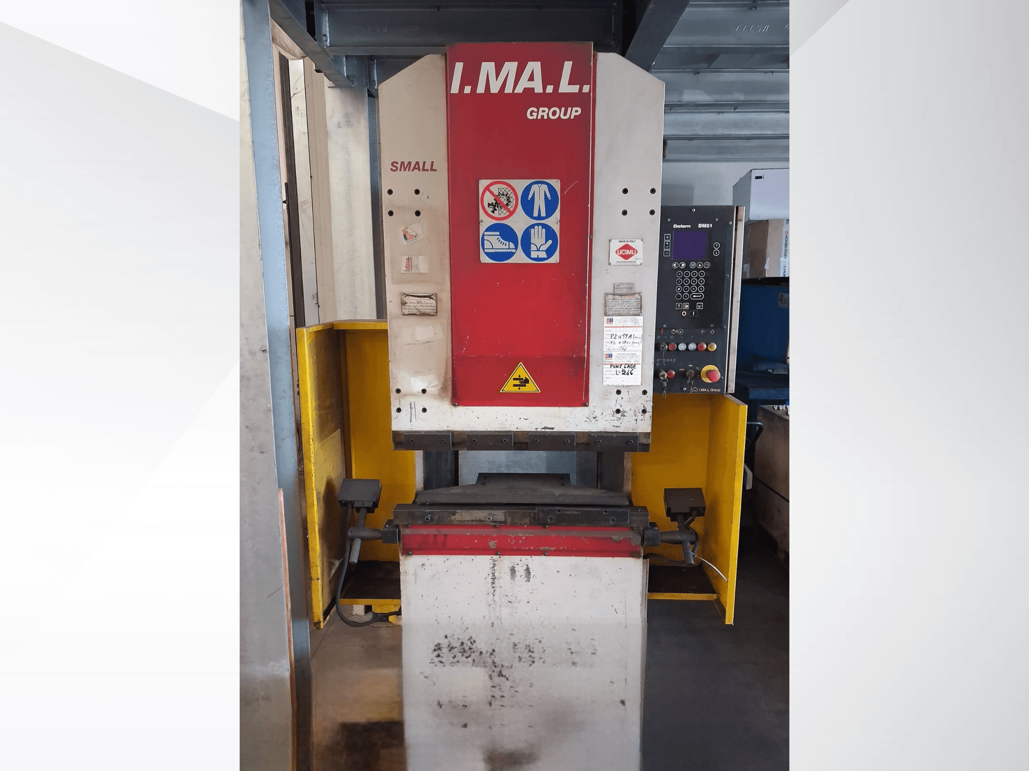 Kontrol paneli, güvenlik işaretleri ve sarı koruyucu kapak ile birlikte IMAL SMALL 835/25 pres freninin önden görünümü.