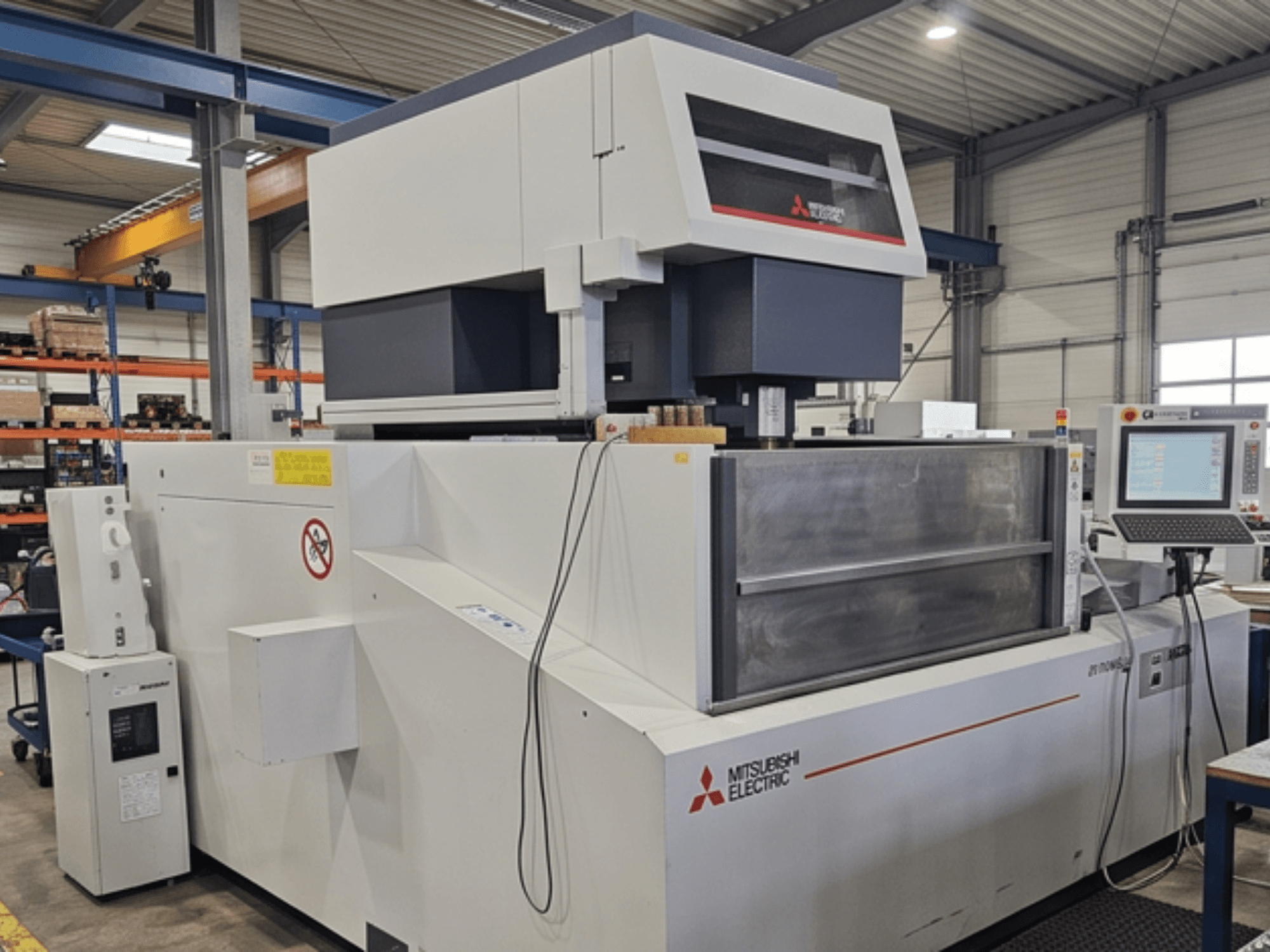 Mitsubishi MV-4800 Tel EDM makinesi, önden görünüm; fabrika ortamında kontrol paneli ve çalışma alanını göstermektedir.