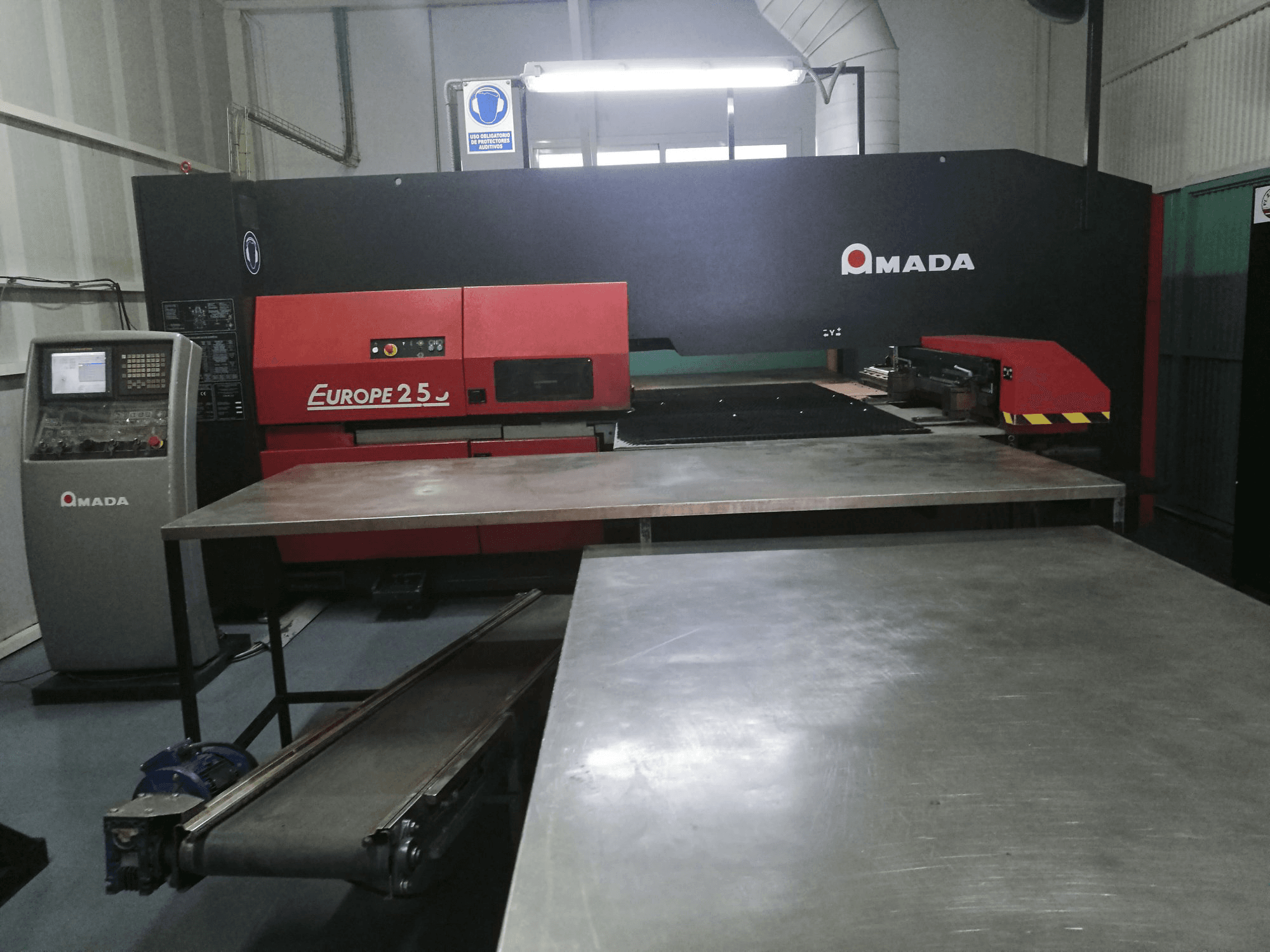 Makine AMADA - Önden görünüm EUROPE 255