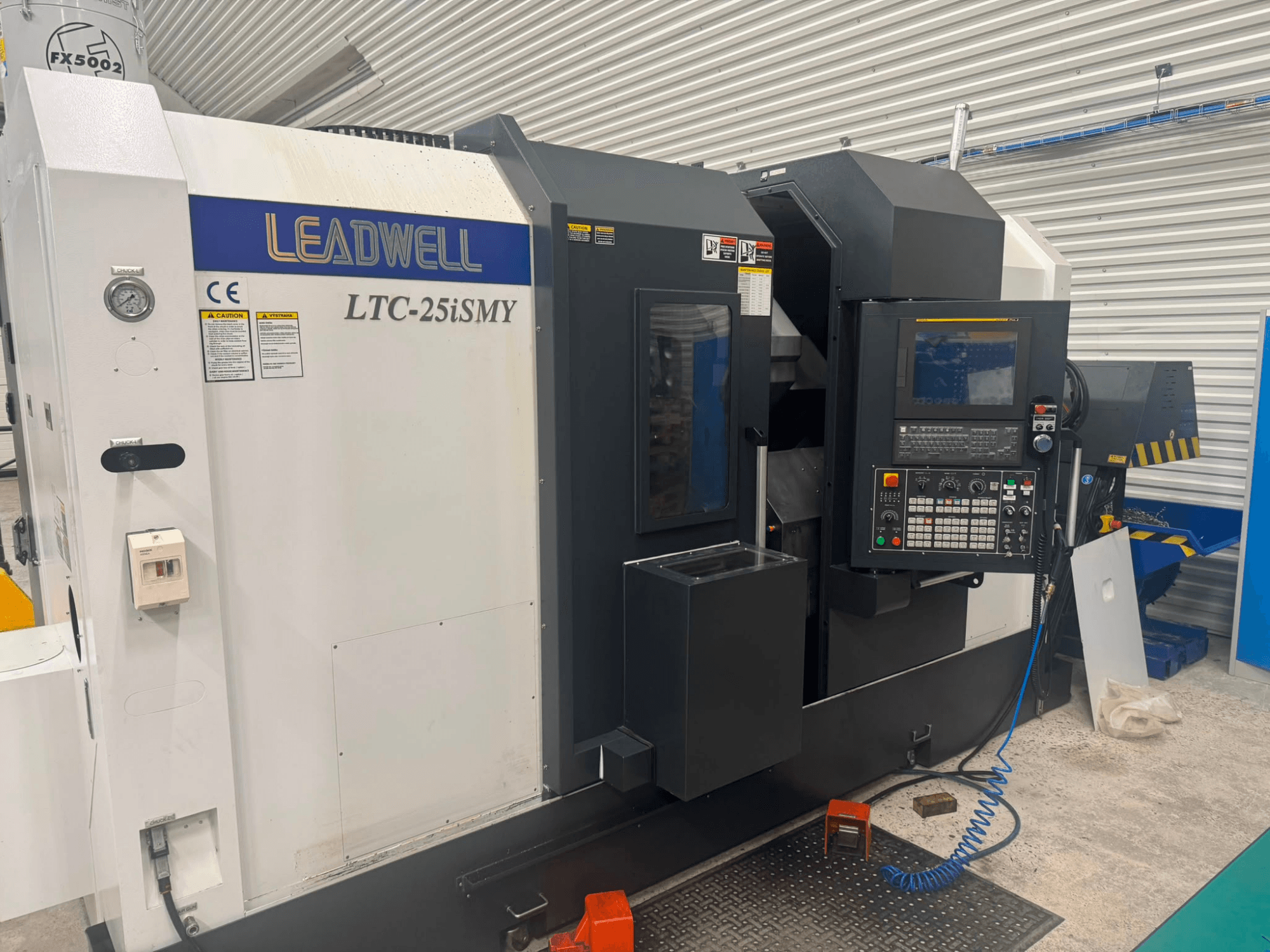 Leadwell LTC-25iSMY yatay torna tezgahının önden görünümü; kontrol paneli ve kullanım arayüzleri gösterilmektedir.