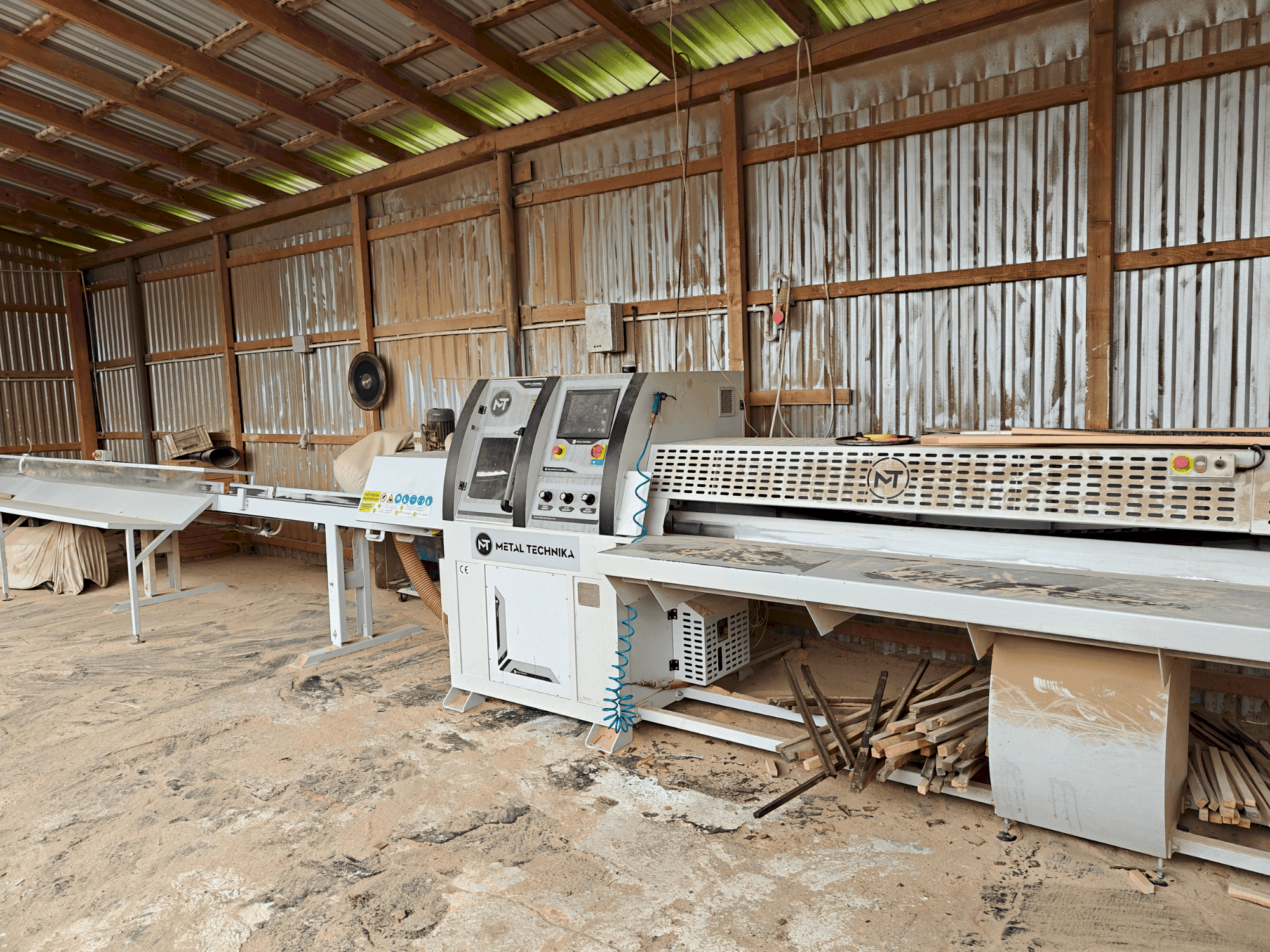 Makine METAL TECHNIKA OWD-1600 - Önden görünüm