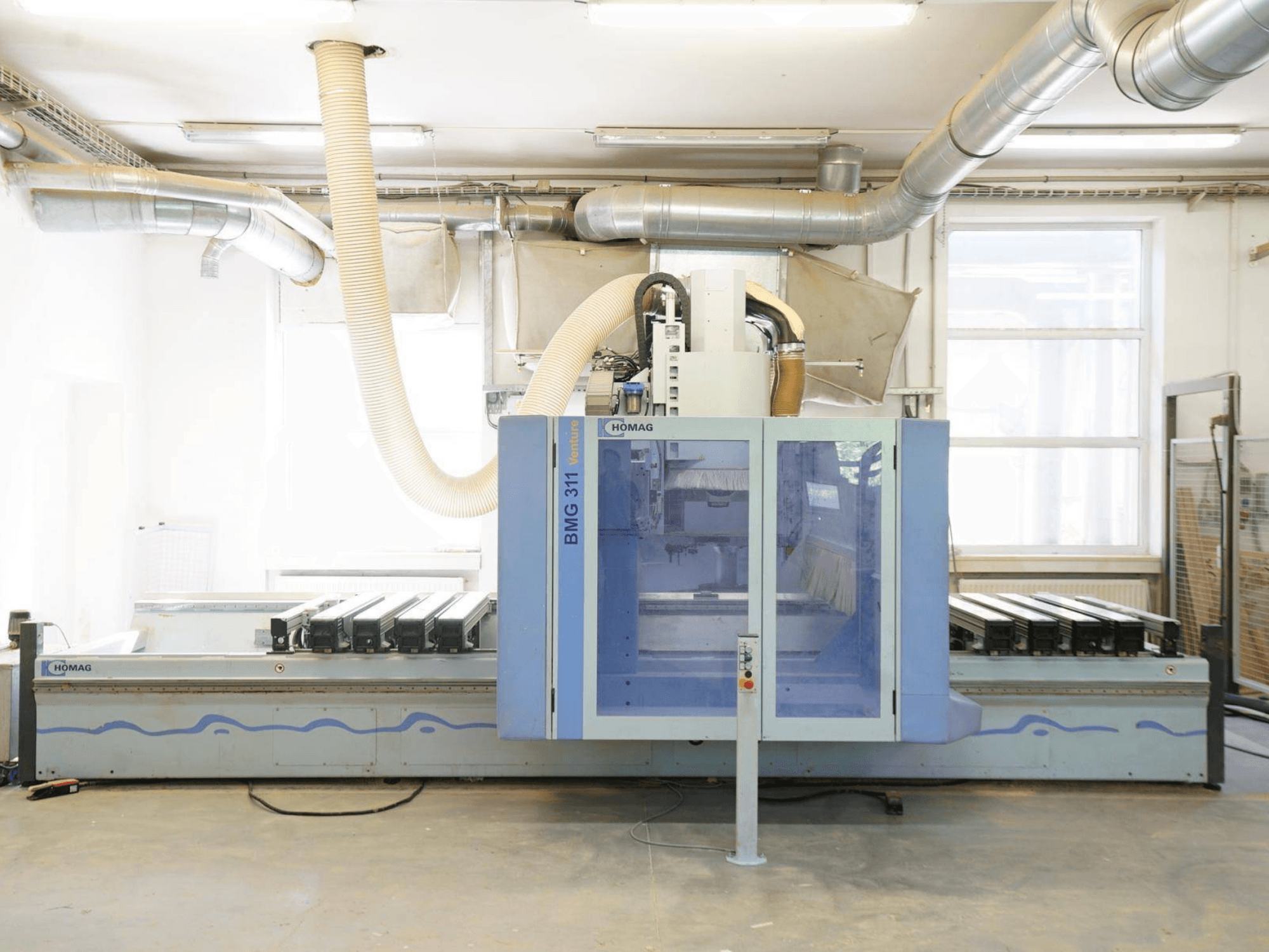 CNC Ahşap İşleme Merkezi HOMAG V BMG 311/42/F/K, önden görünüm; geniş çalışma masası ve toz emme sistemi ile donatılmıştır.