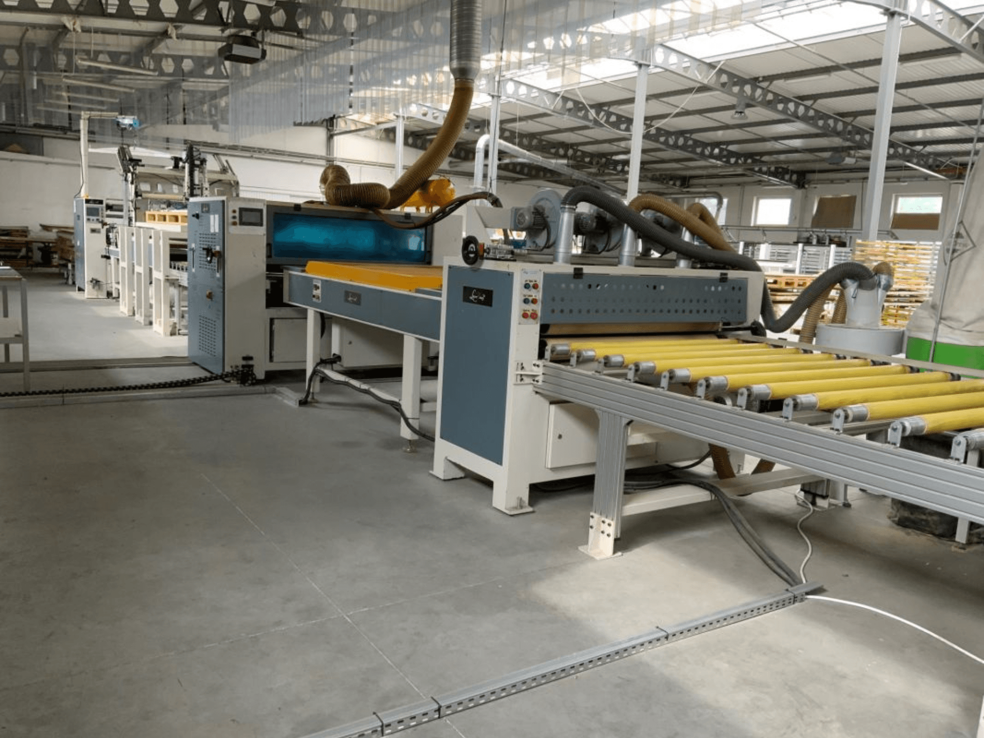Fabrika ortamında bulunan MASTER PUR-1400 laminasyon presi, önden görünüm; silindirler ve çalıştırma kontrolleri gösterilmektedir.