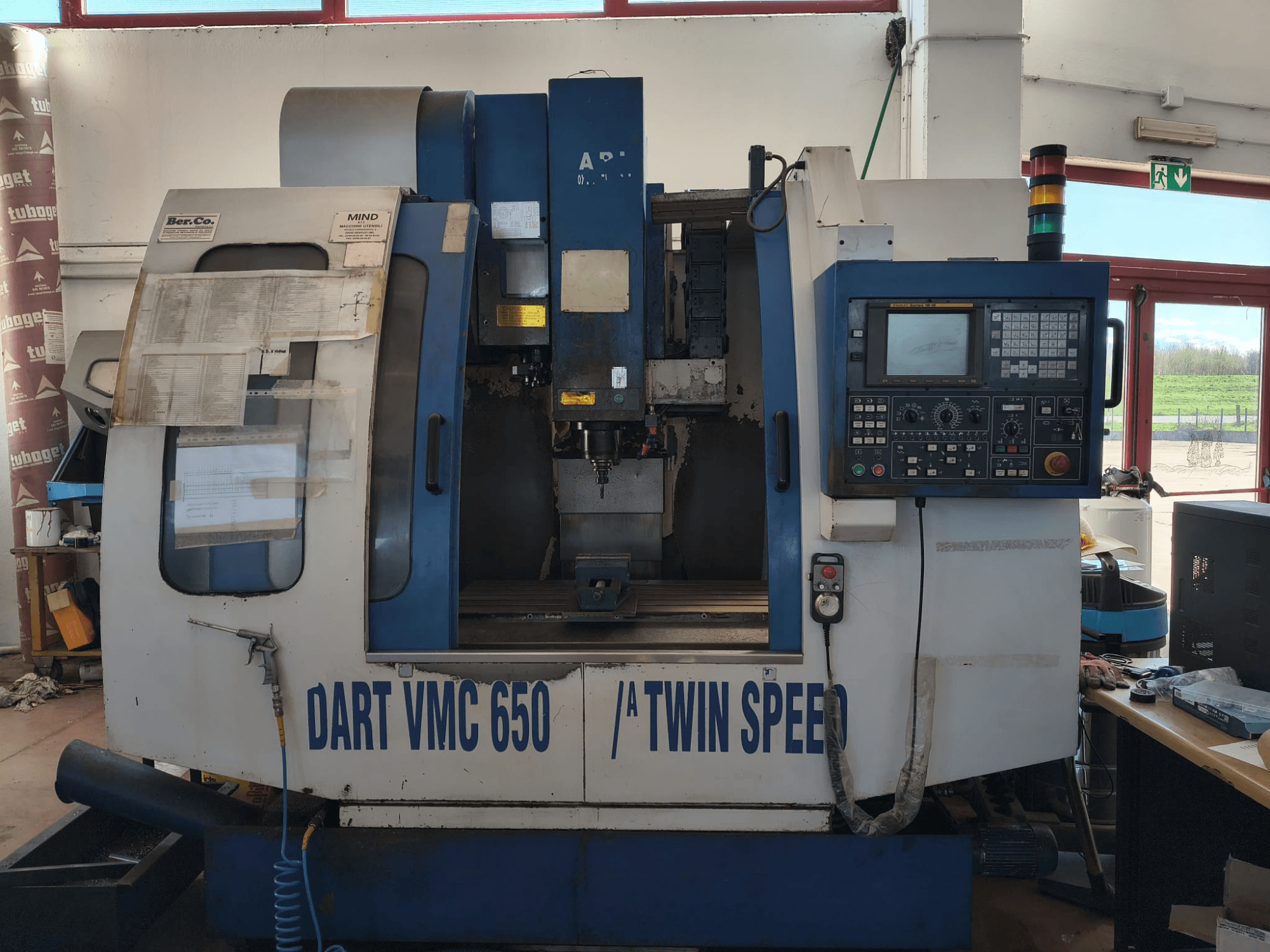 DART VMC650 XL/A T.S dik işleme merkezi, önden görünüm, kontrol paneli, takım tutucu ve çalışma detayları.