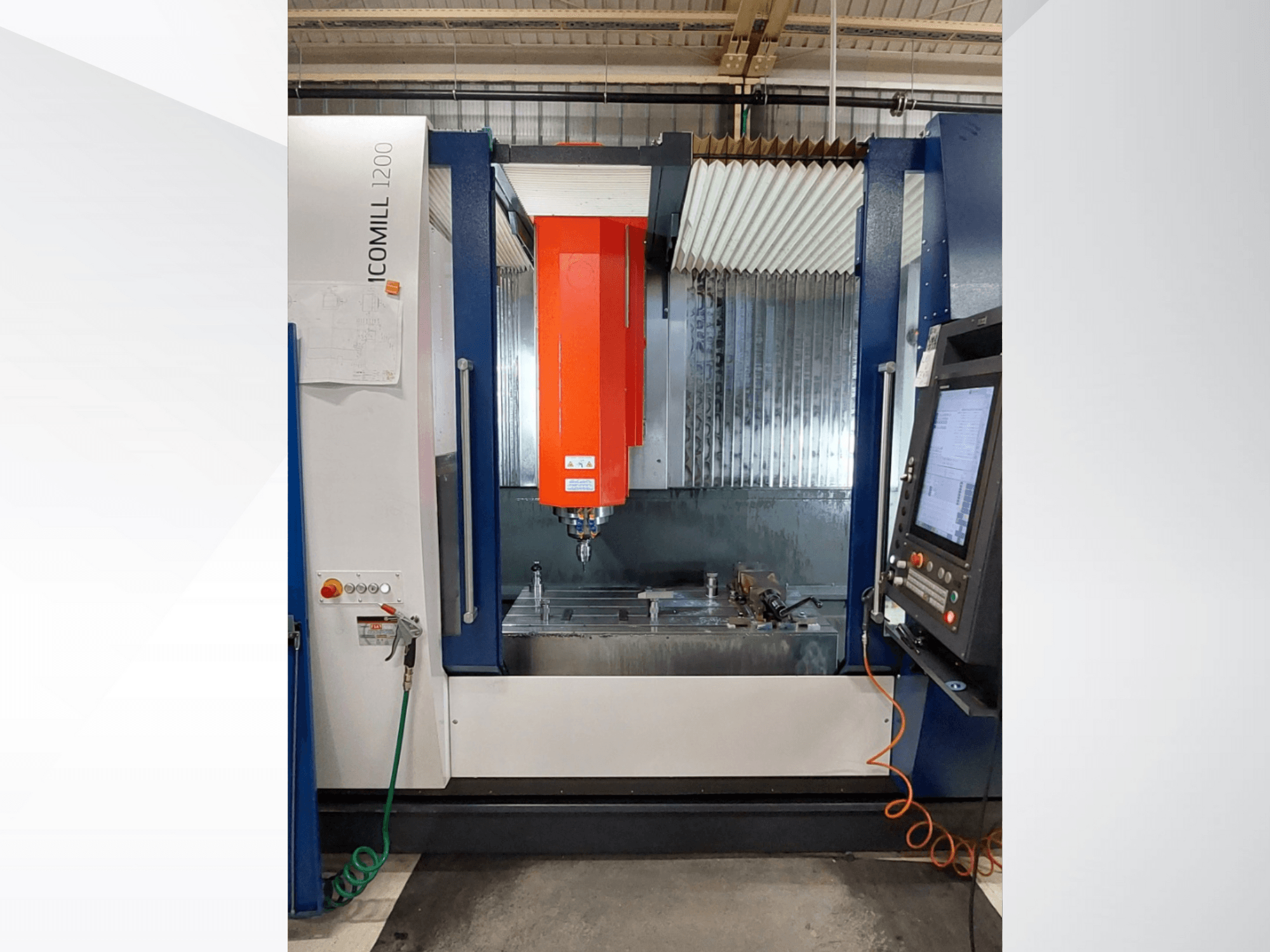 Kırmızı iş milli ICOMILL 1200 CNC freze makinesi, kontrol panelini ve takımların bulunduğu çalışma alanını gösteren önden görünüm.