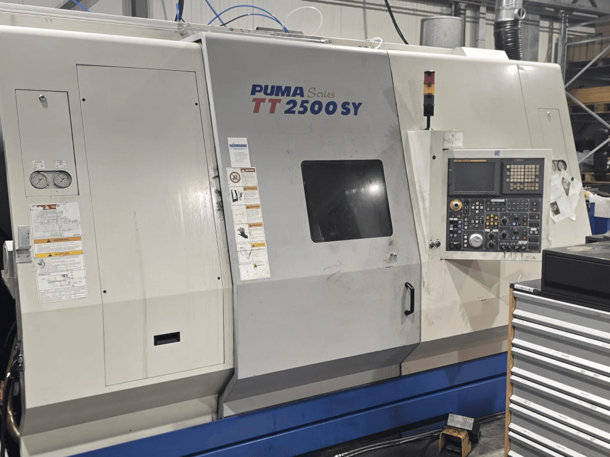 PUMA Serisi TT 2500 SY CNC torna tezgahı, önden görünüm; kadranlar ve düğmeler, göstergeler ve çalışma etiketleri görünen kontrol paneli.