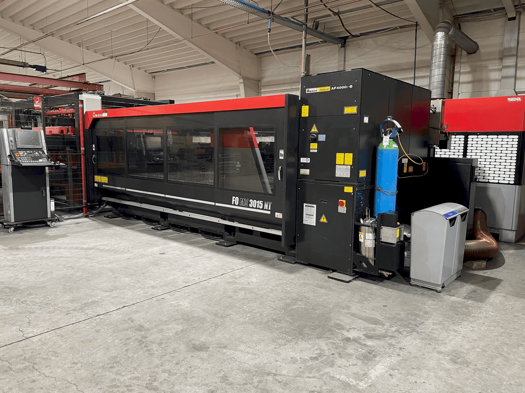 Makine AMADA FOM2 3015 NT - Önden görünüm