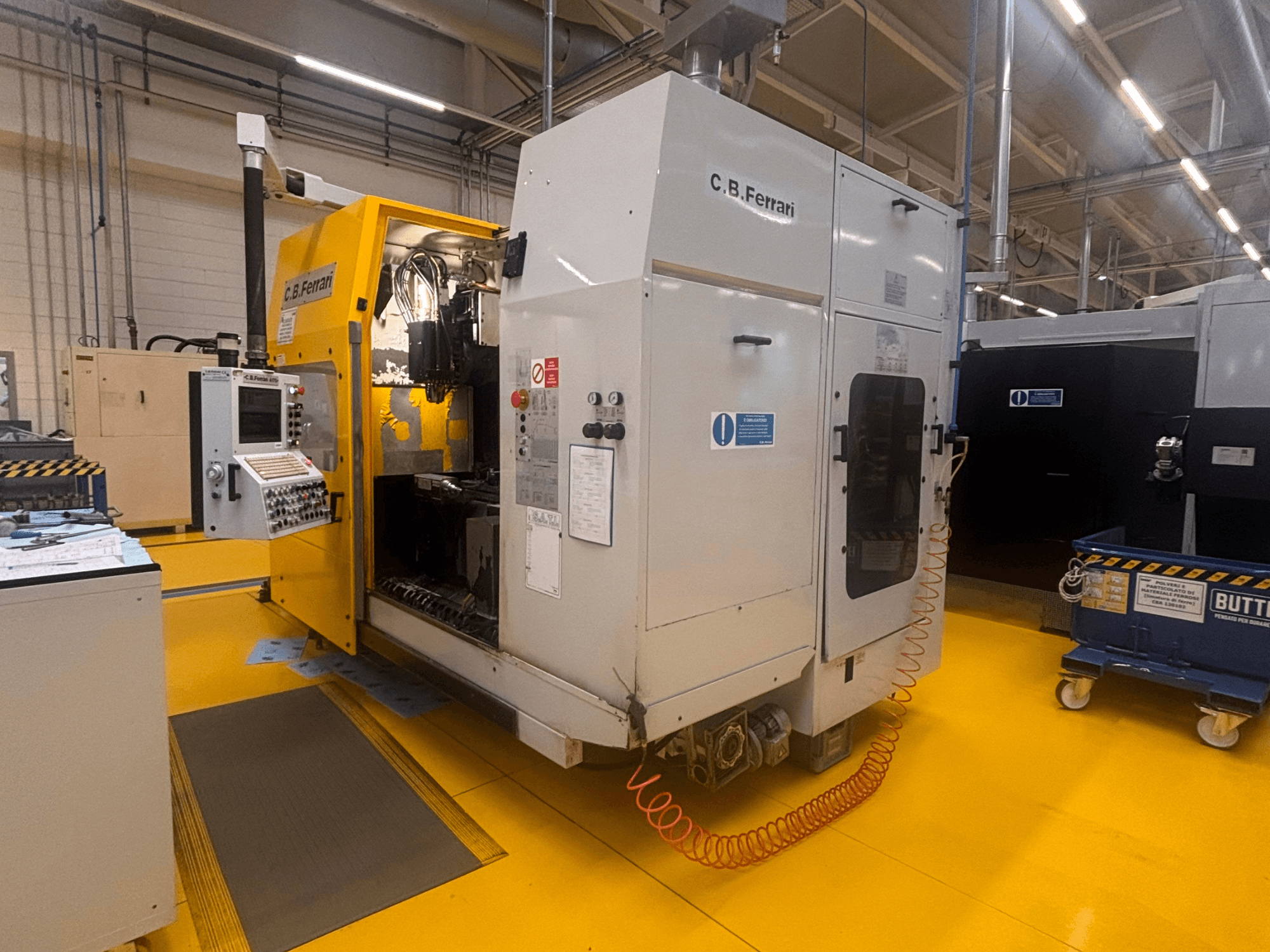 C.B. Ferrari A175 dikey işleme merkezi fabrika ortamında, kontrol paneli ve açık erişim kapısı görünür şekilde önden görünüm.