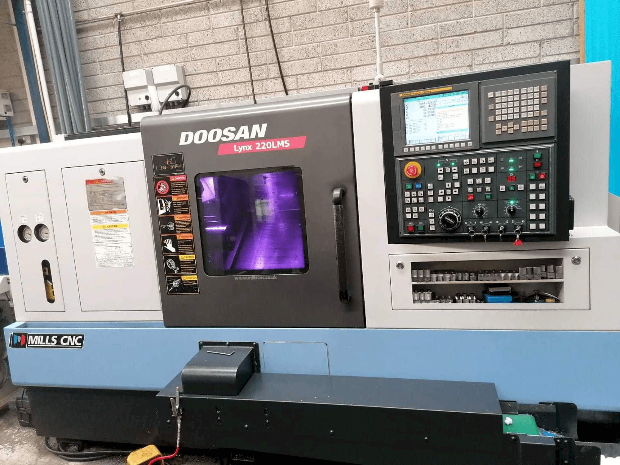 Makine Doosan Lynx 220LMSA - Önden görünüm