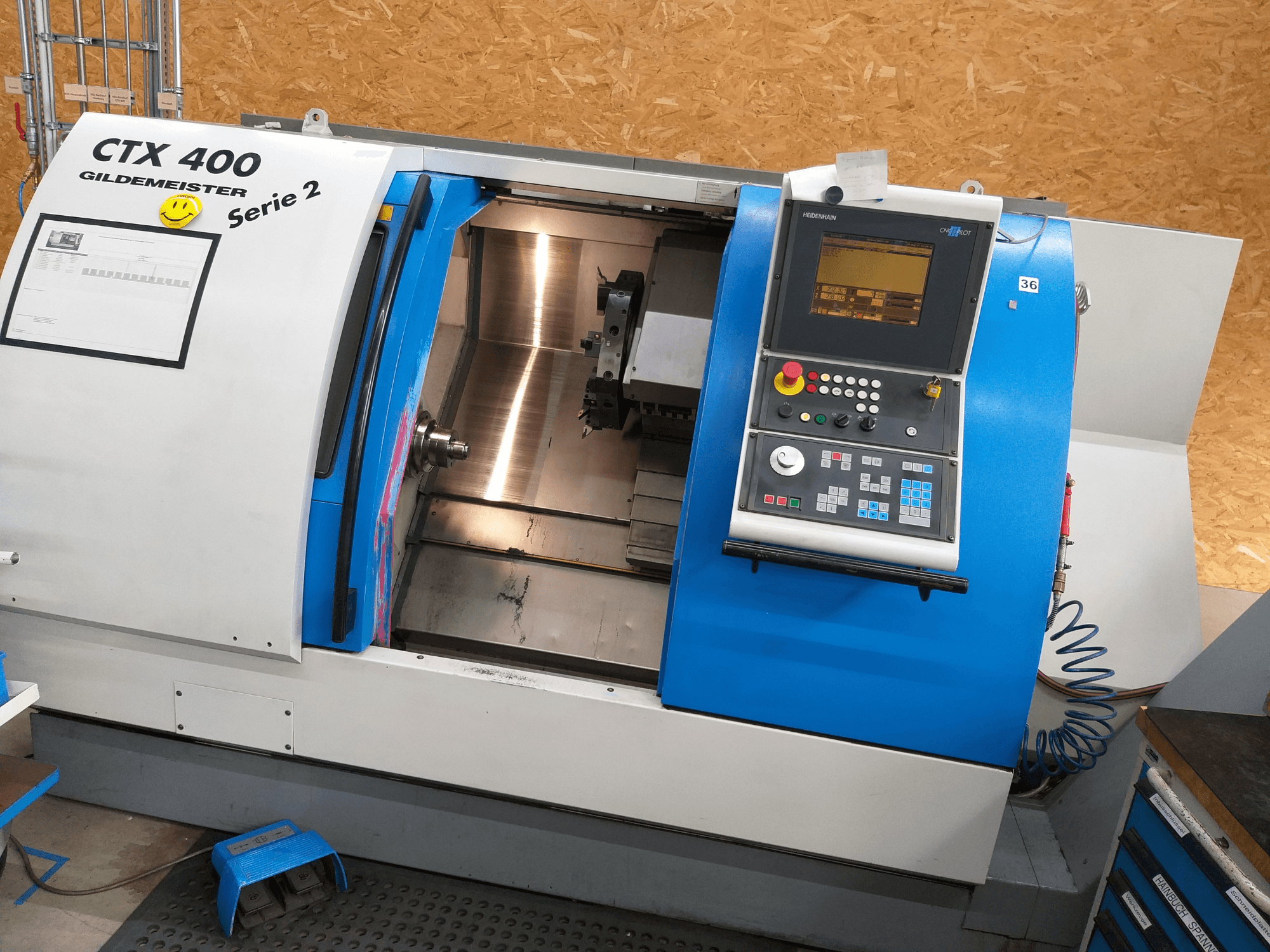 Gildemeister CTX 400 Serisi 2 yatay torna tezgahı; kontrol paneli ve açık durumdaki makine iç kısmını gösteren önden görünüm.