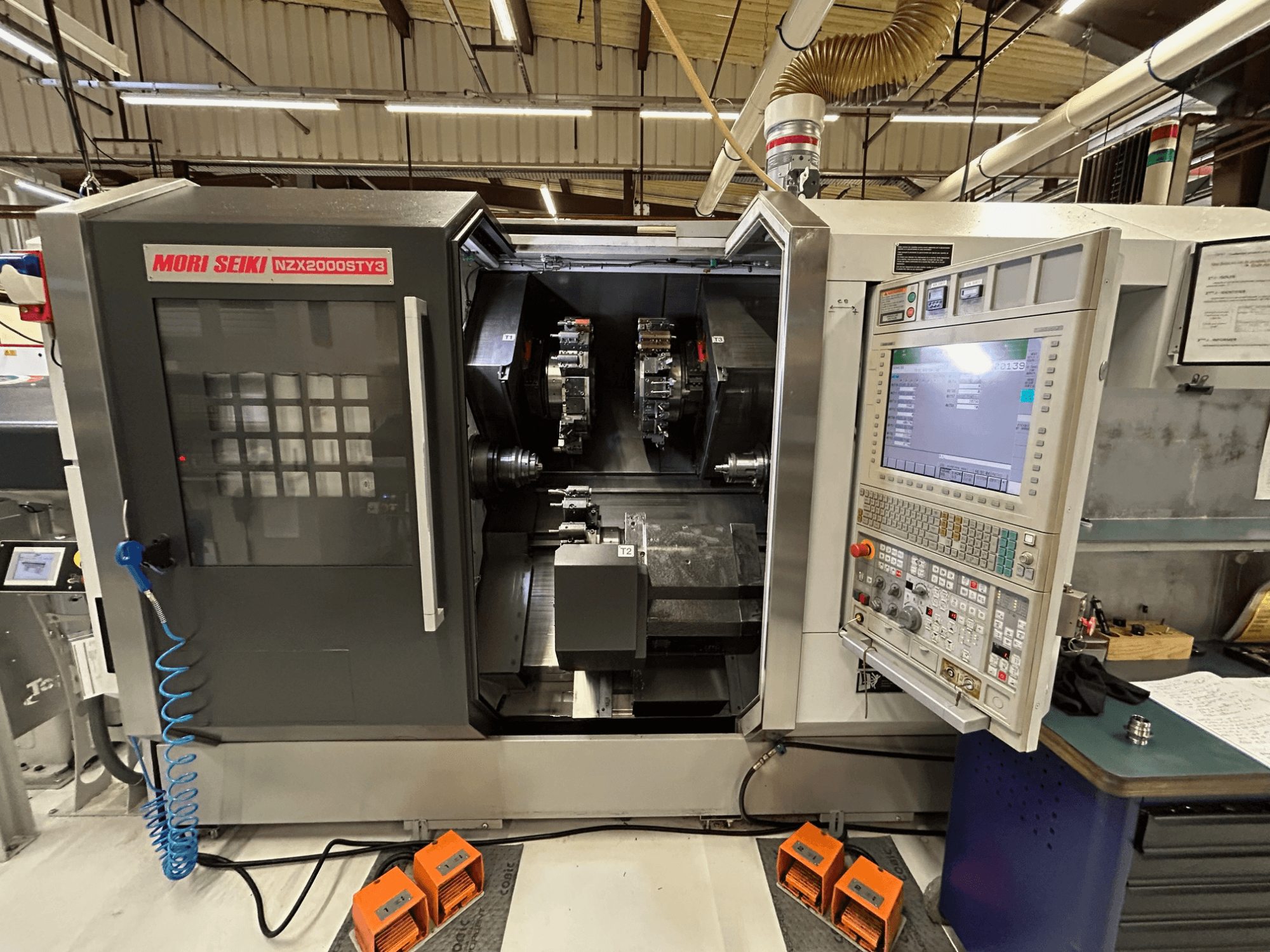 MORI SEIKI NZ2000 ST3Y3 çok milli torna tezgahı; kontrol paneli ve işleme alanını gösteren önden görünüm.