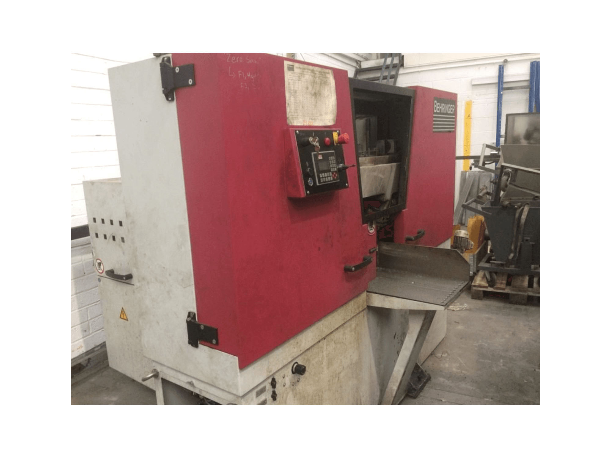 Makine Behringer HBE261 A - Önden görünüm