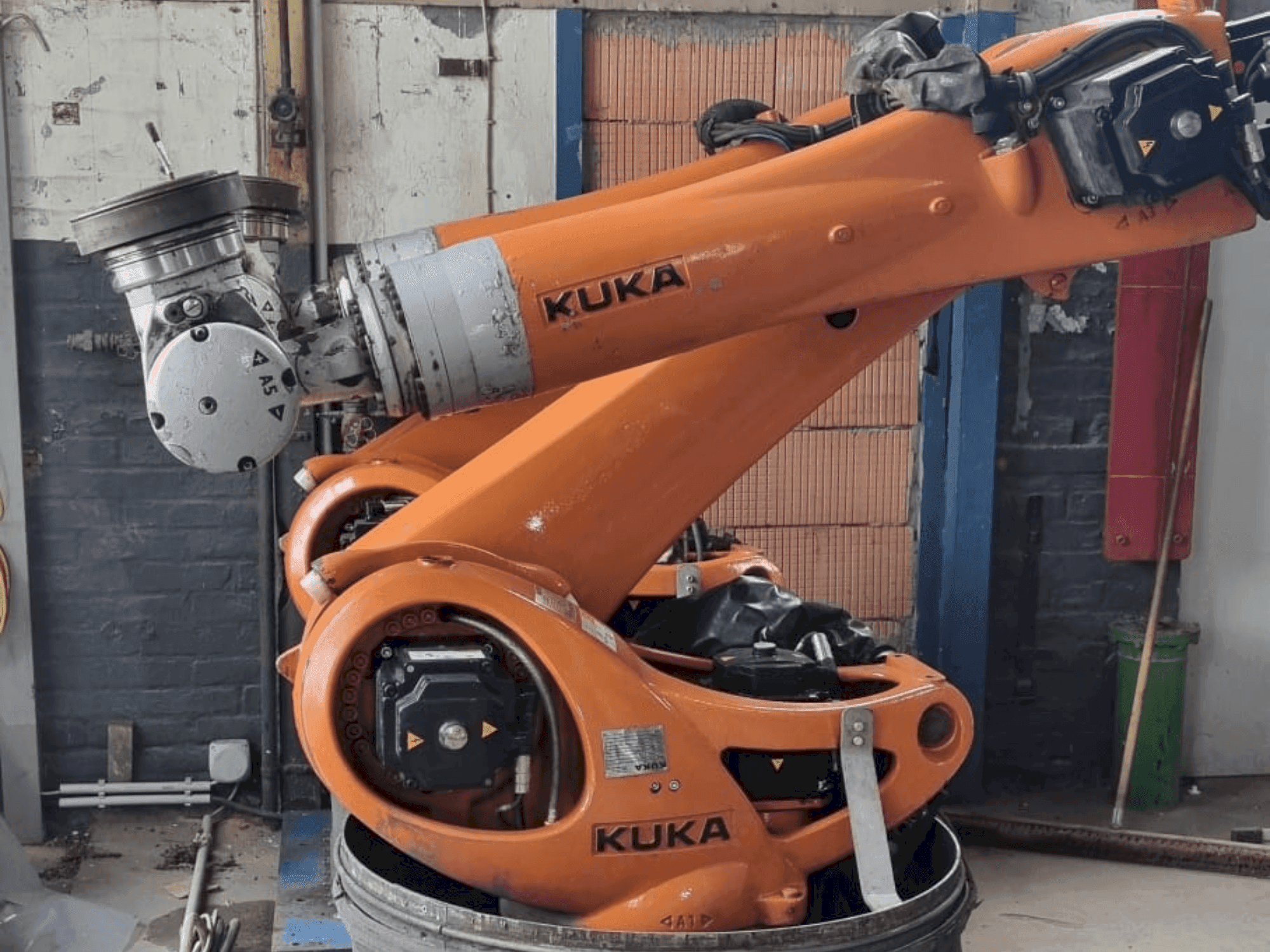 Makine KUKA KR 90 R3100 extra C-F-HP - Önden görünüm