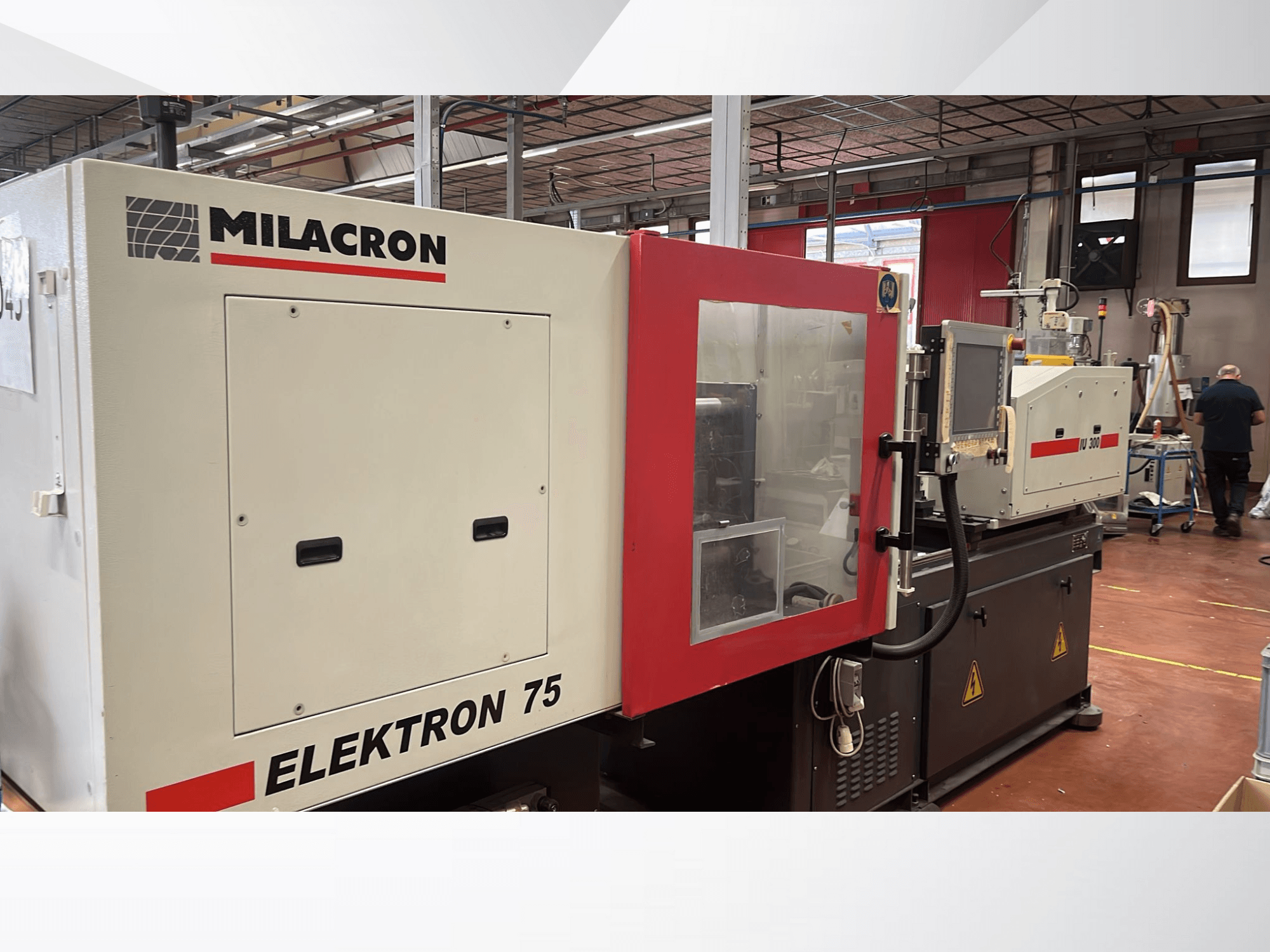 Atölye ortamında Milacron Elektron 75 enjeksiyon kalıplama makinesi, kontrol panelini ve mekanik parçalarını sergileyen yandan görünüm.