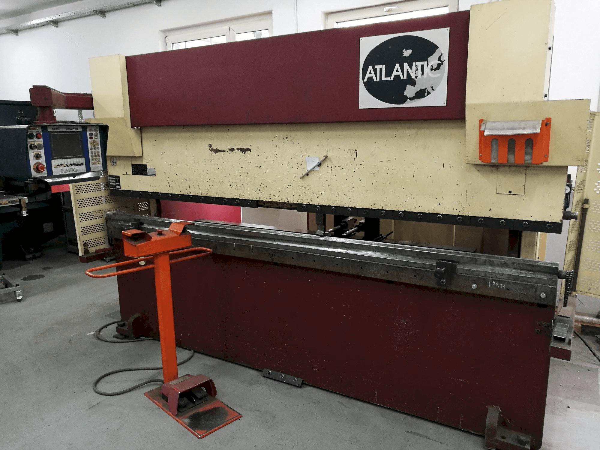 Makine HACO ATLANTIC HPE 30100 - Önden görünüm