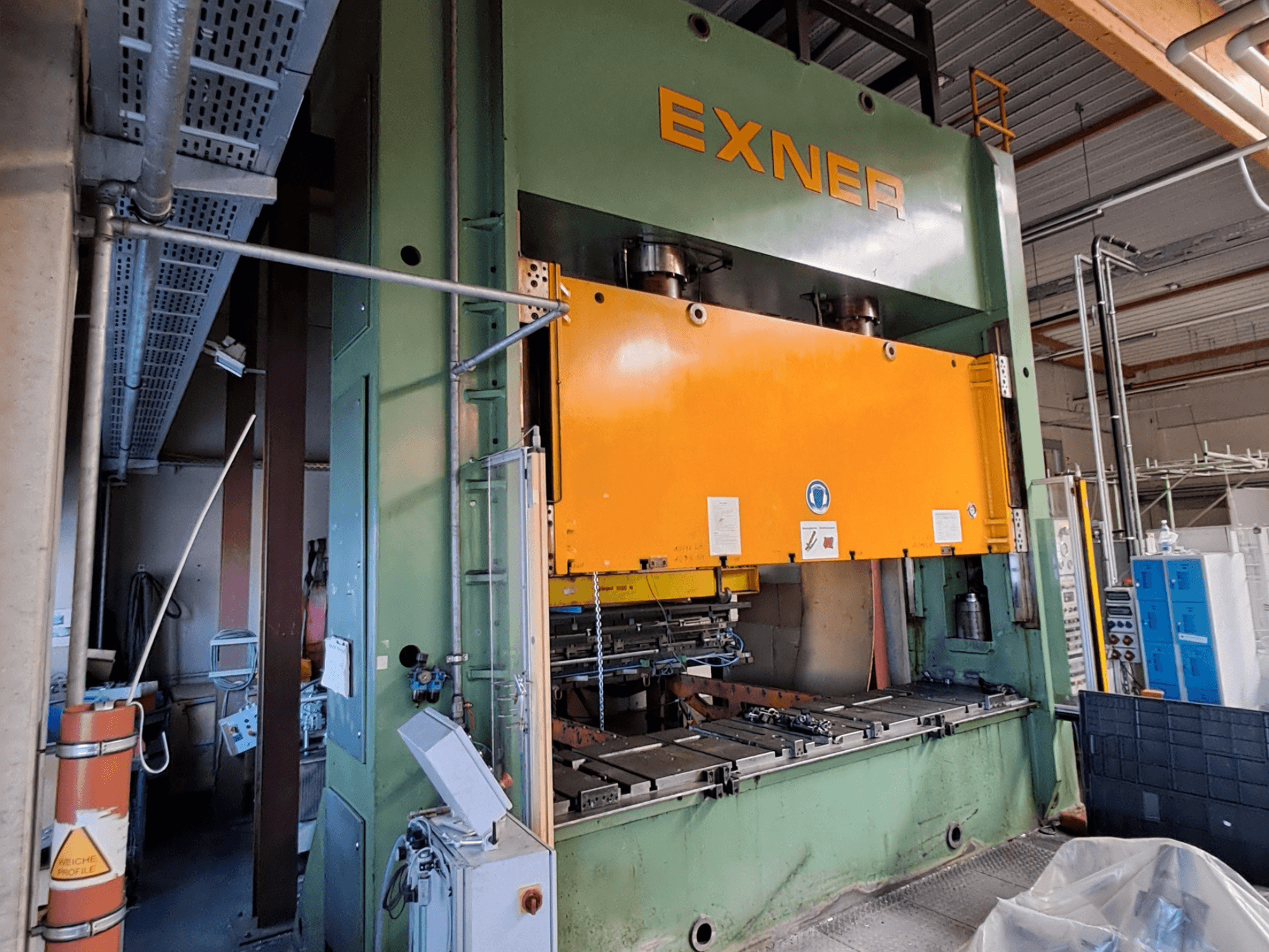 EXNER EX SBR 200 hidrolik presin yandan görünümü; turuncu pres plakası ve görünür kontrol paneli ile.