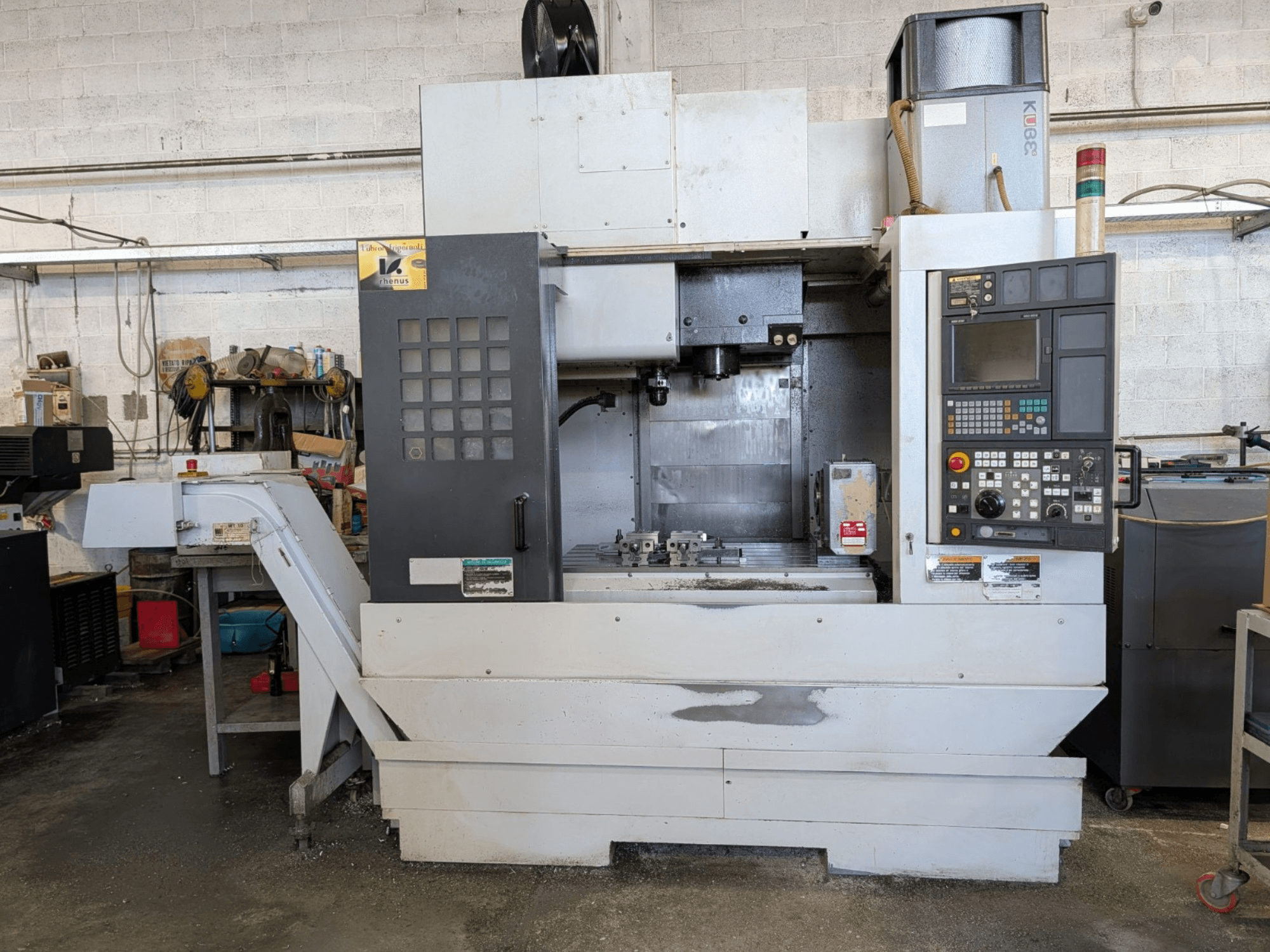 Kontrol paneli ve çalışma alanı görünen bir MORI SEIKI NV-5000α1/40 dikey işleme merkezinin önden görünümü.