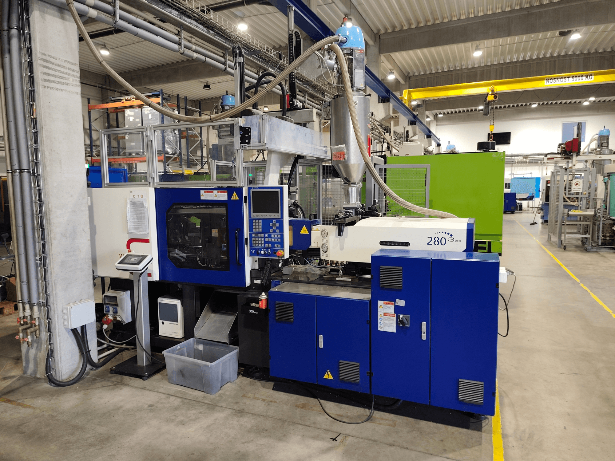 HAITIAN Mars III MA 900/280 A ECO hidrolik enjeksiyon kalıplama makinesi, yan görünüm; kontrol paneli ve besleme ünitesi gösterilmiştir.