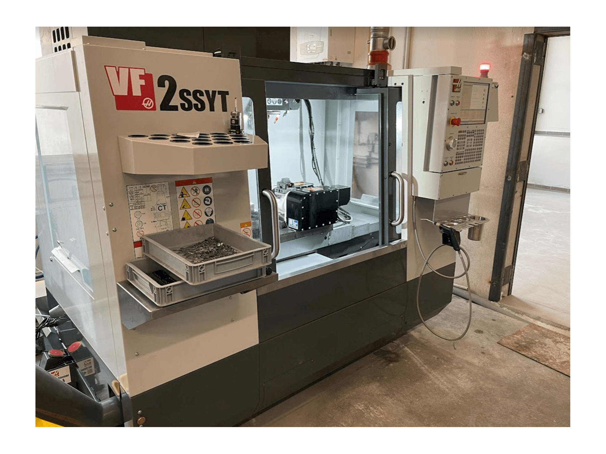 Makine HAAS VF-2SSYT - Önden görünüm