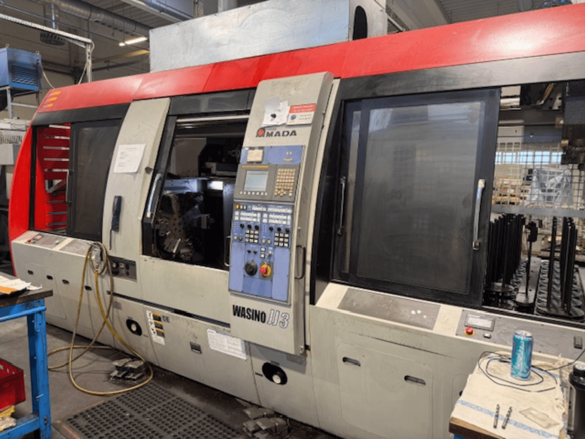 AMADA Wasino JJ3 yatay torna makinesi, kontrol panelini ve işleme için açık hazneyi gösteren önden görünüm.