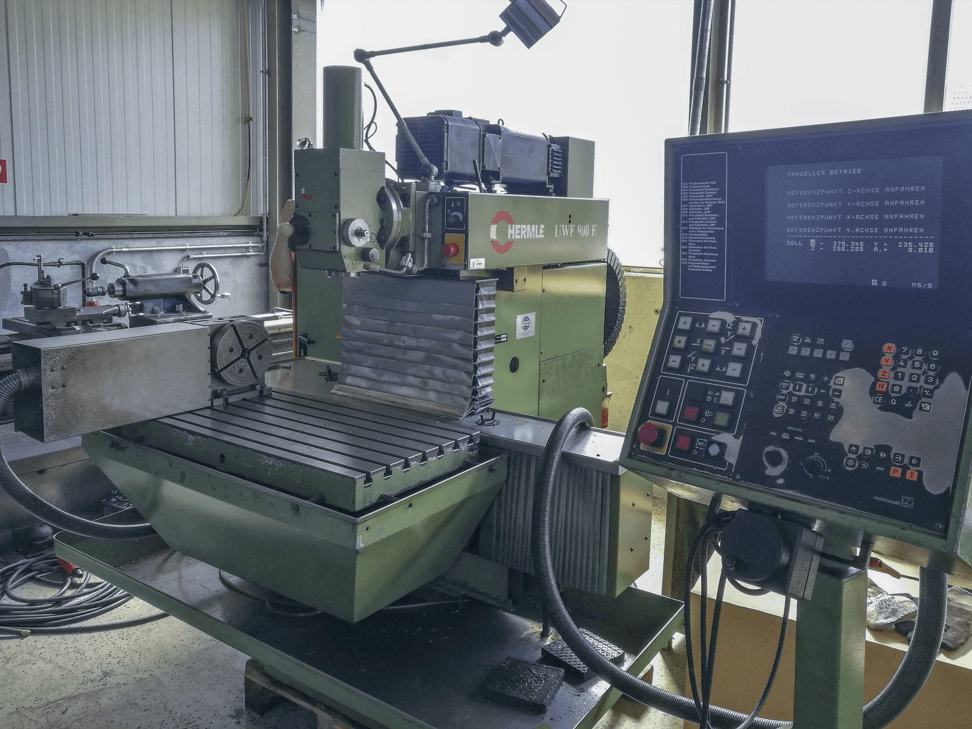 Makine 1 HERMLE - Sağdan görünüm UWF 900 E