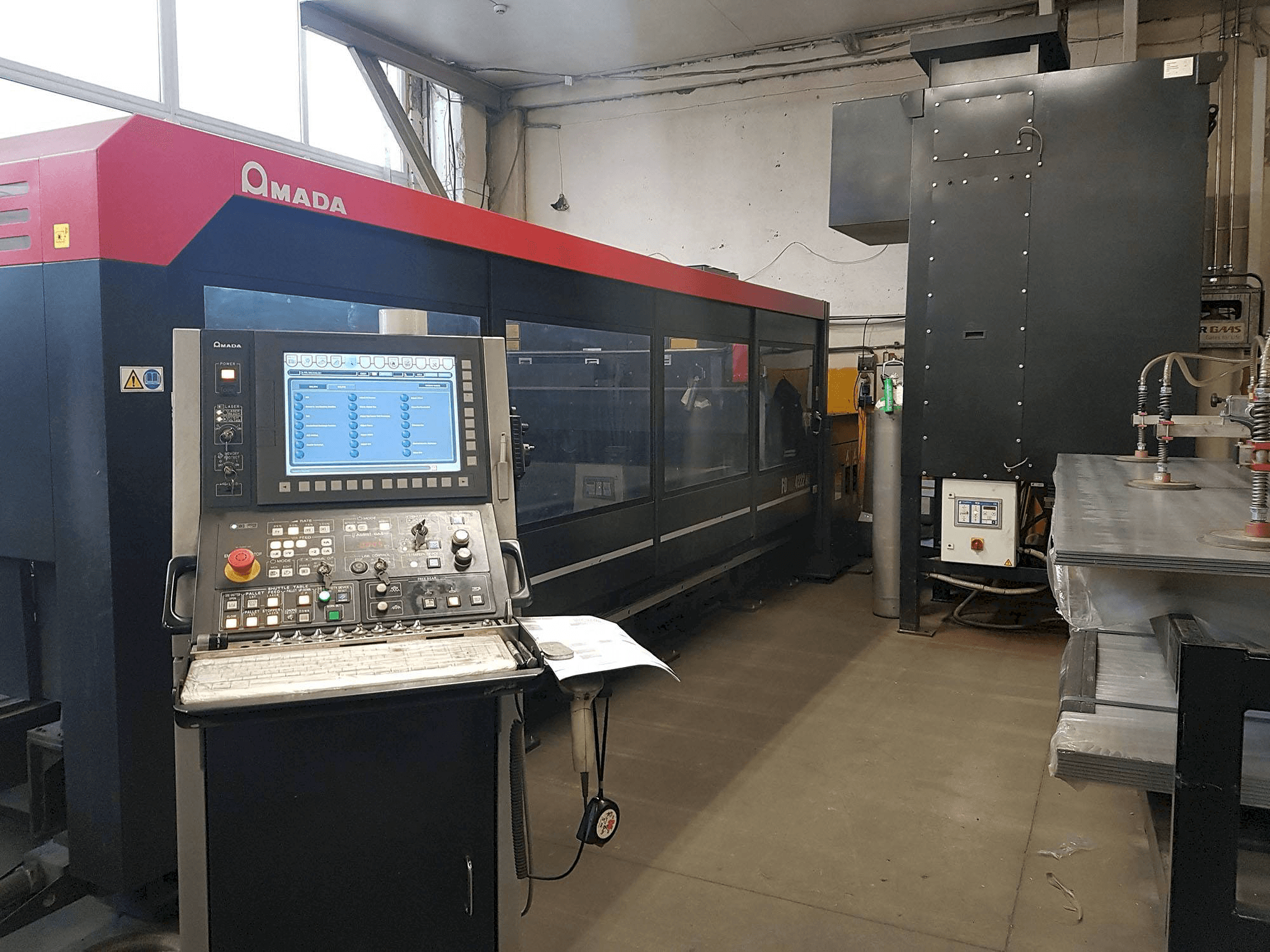 Makine AMADA FOM2 4222NT - Önden görünüm