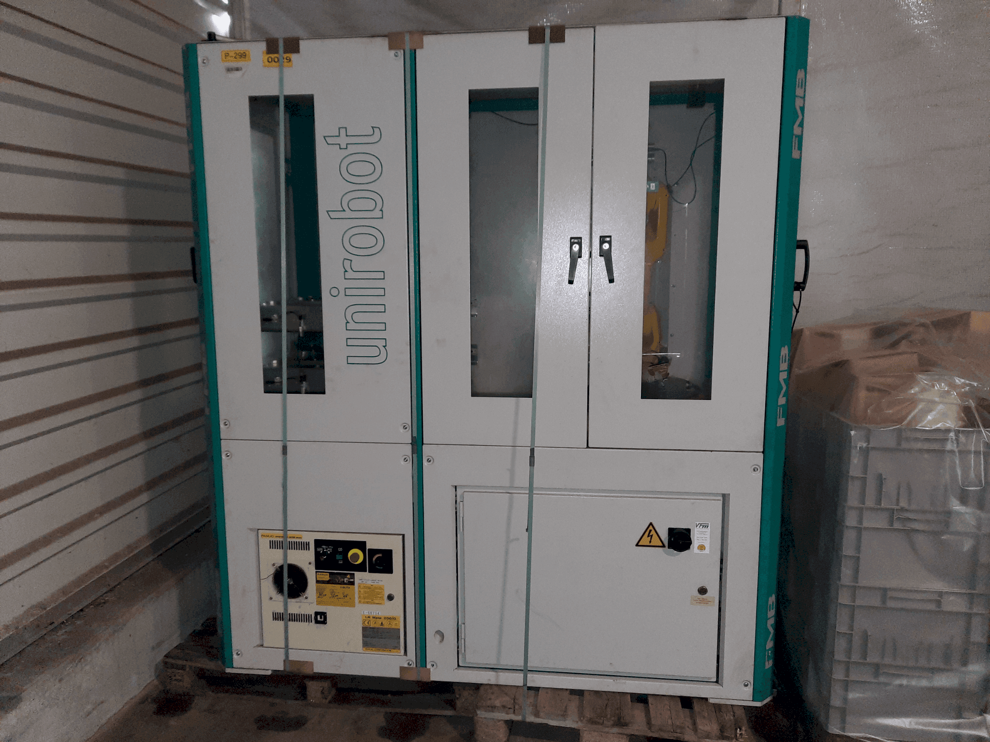 Makine FANUC R30-iB Mate A05B-2651-B011 - Önden görünüm