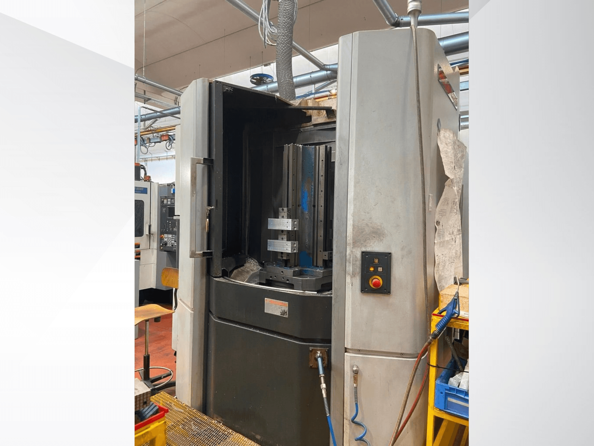MORI SEIKI NHX 5000 yatay işleme merkezi; kapısı açık halde, takım tutucusu ve kontrol paneli görülen önden görünüm.