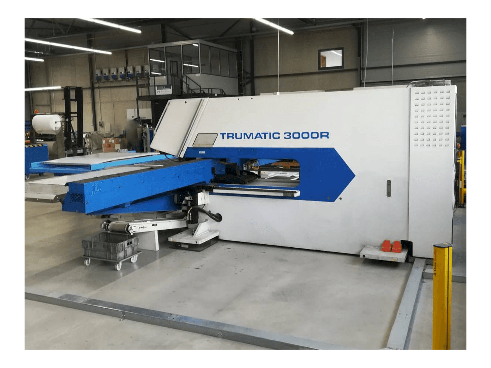 Makine Trumpf Trumatic 3000R - Önden görünüm