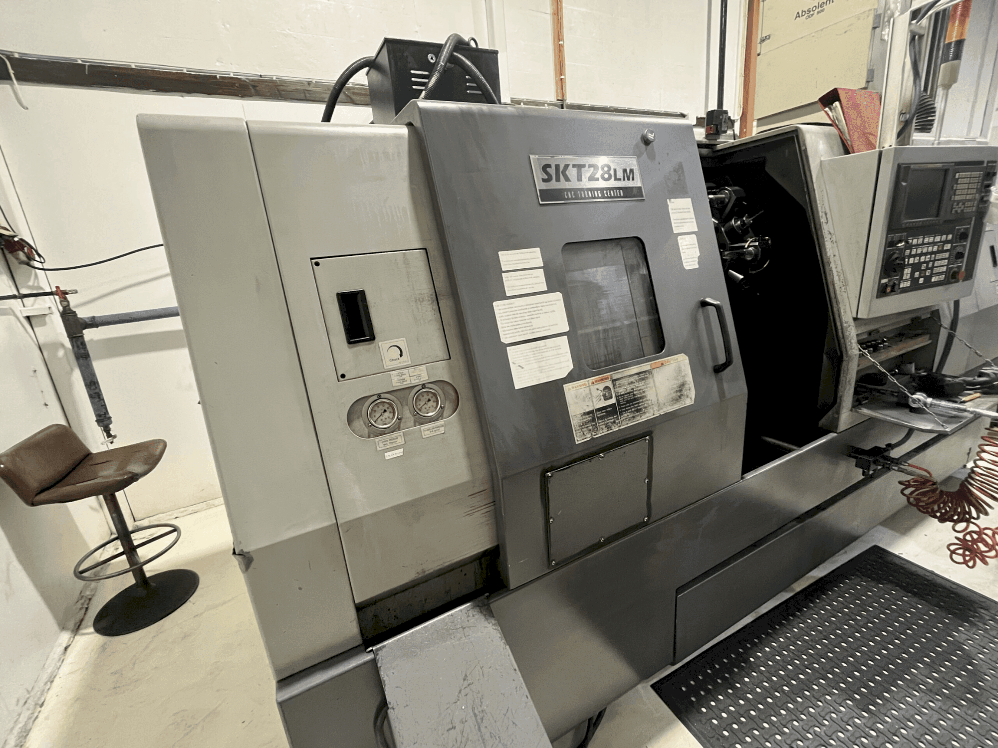 Makine Hyundai Kia SKT 28 LM - Önden görünüm