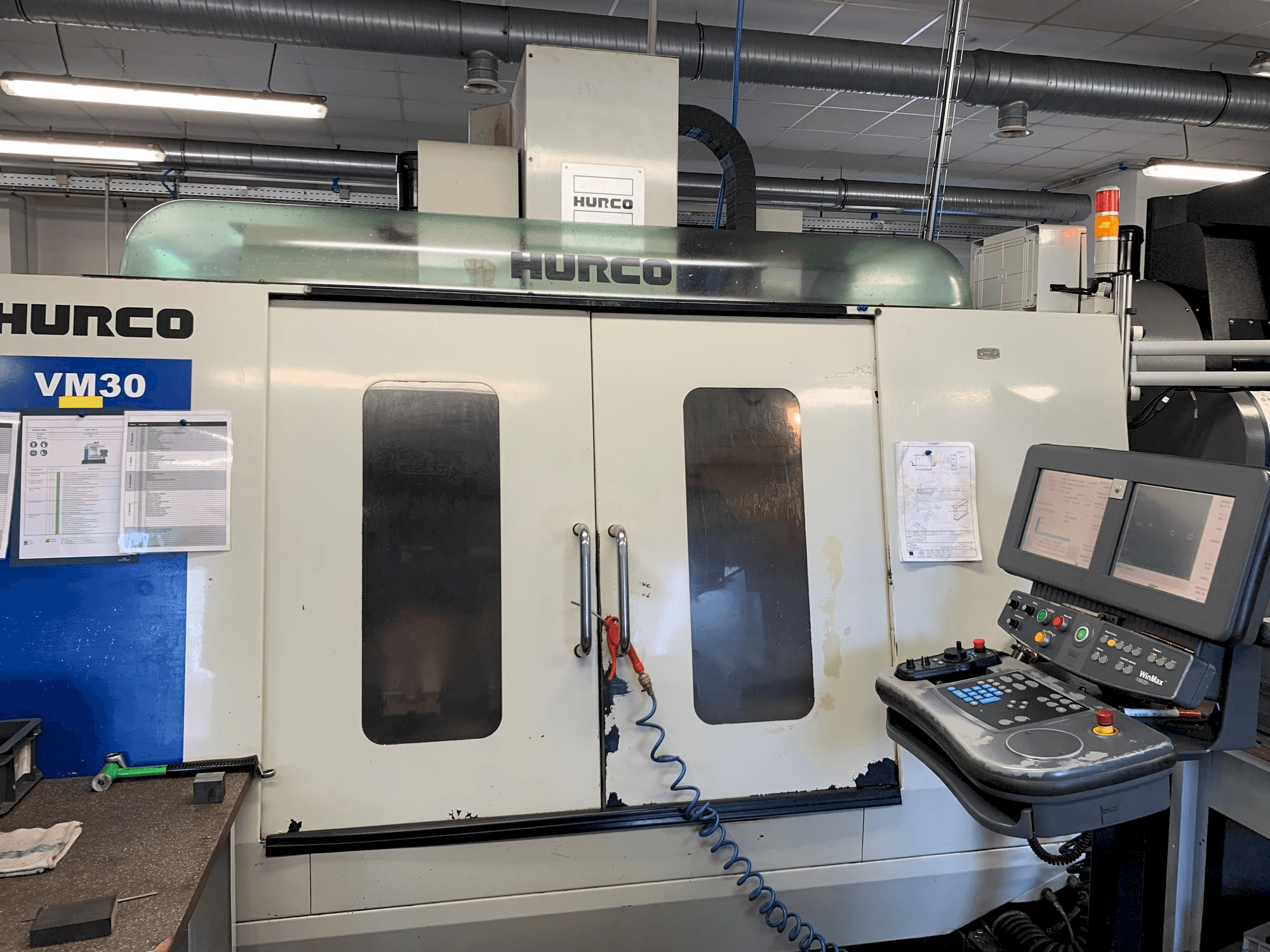 Makine Hurco VM30 - Önden görünüm