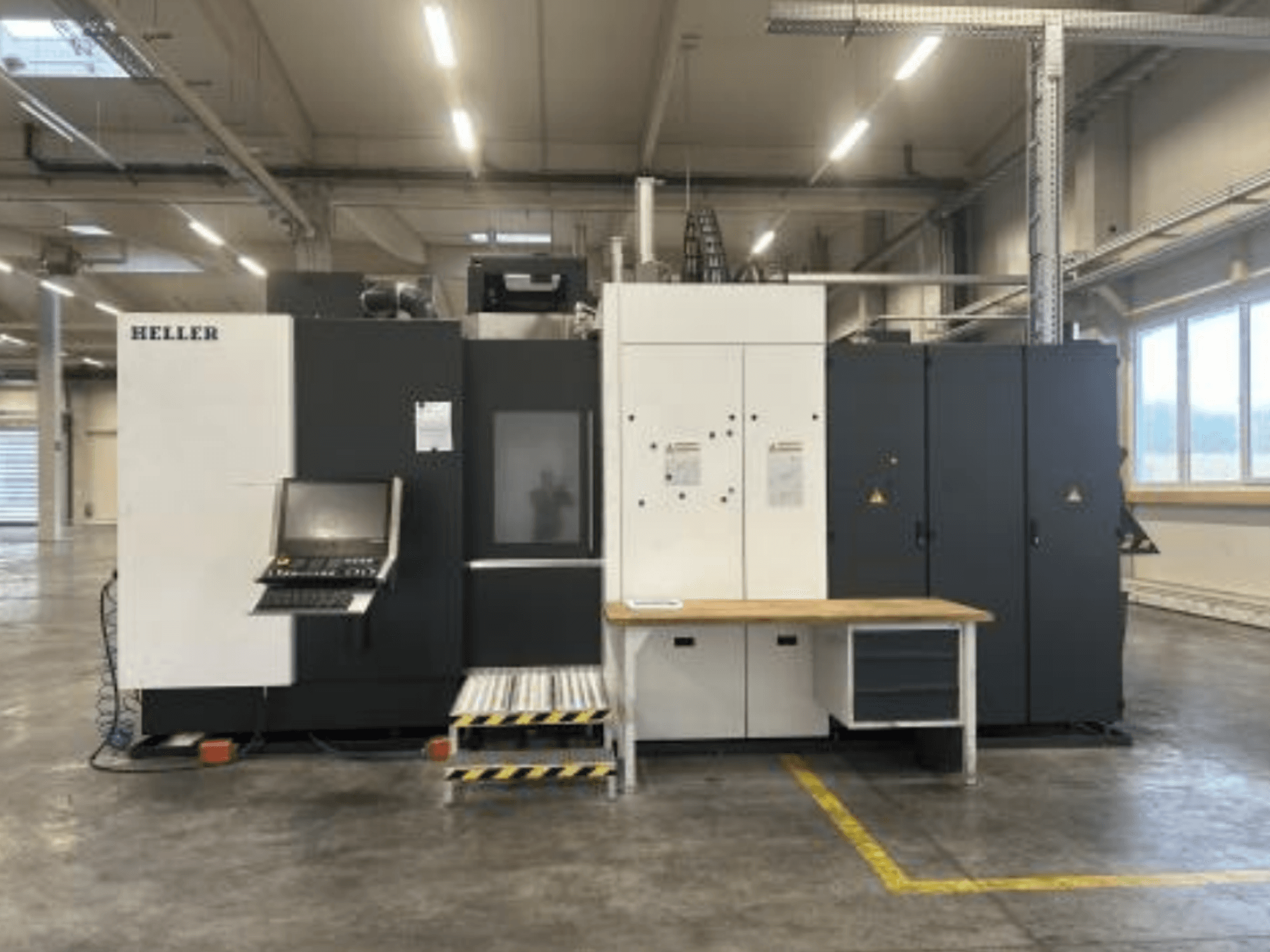 HELLER H5000 Yatay İşleme Merkezi; kontrol paneli, takım deposu ve işleme tablasını gösteren önden görünüm.