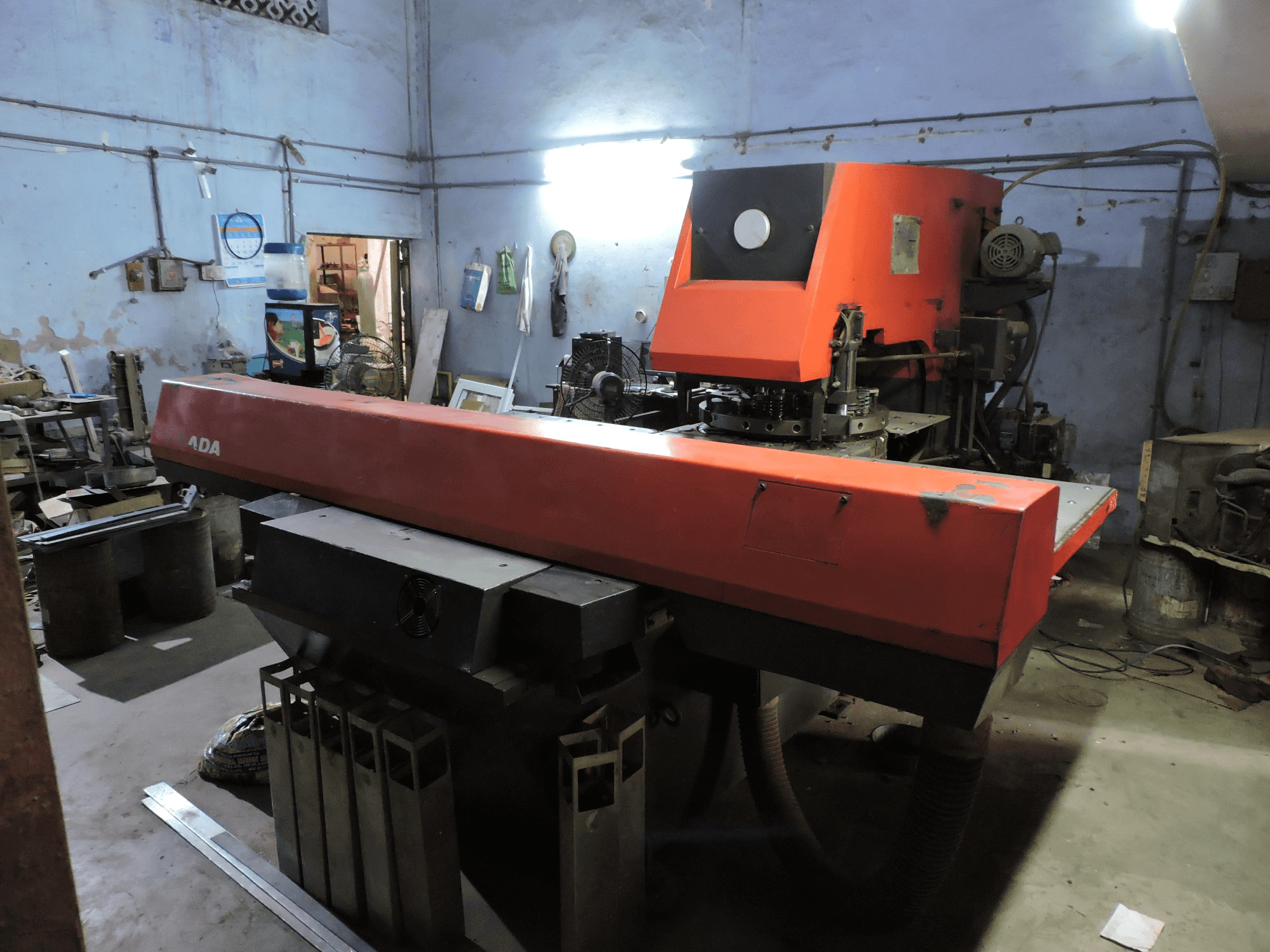 Makine AMADA - Sağdan görünüm ARIES 245