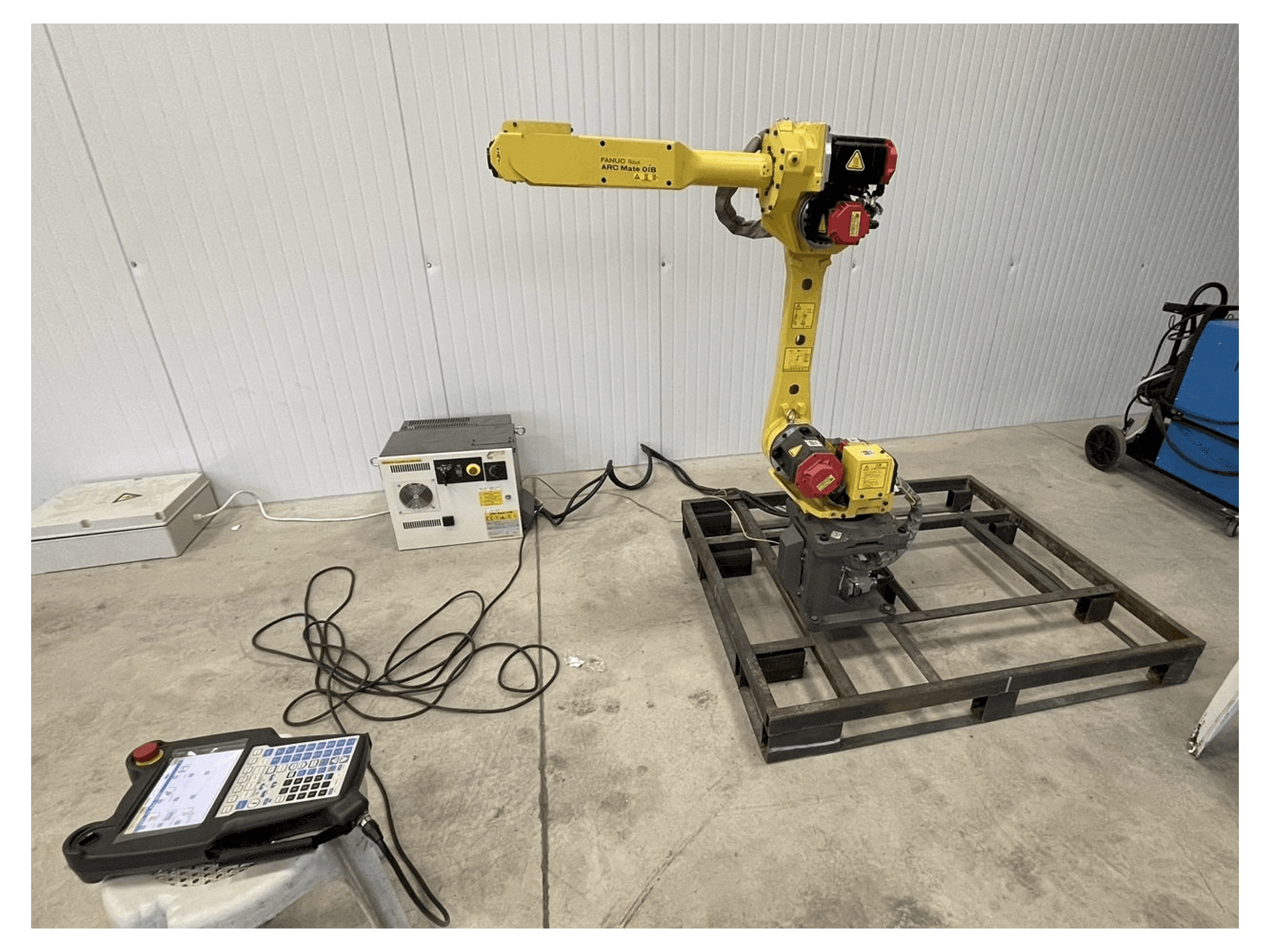 Makine FANUC Arc mate 0iB - Önden görünüm