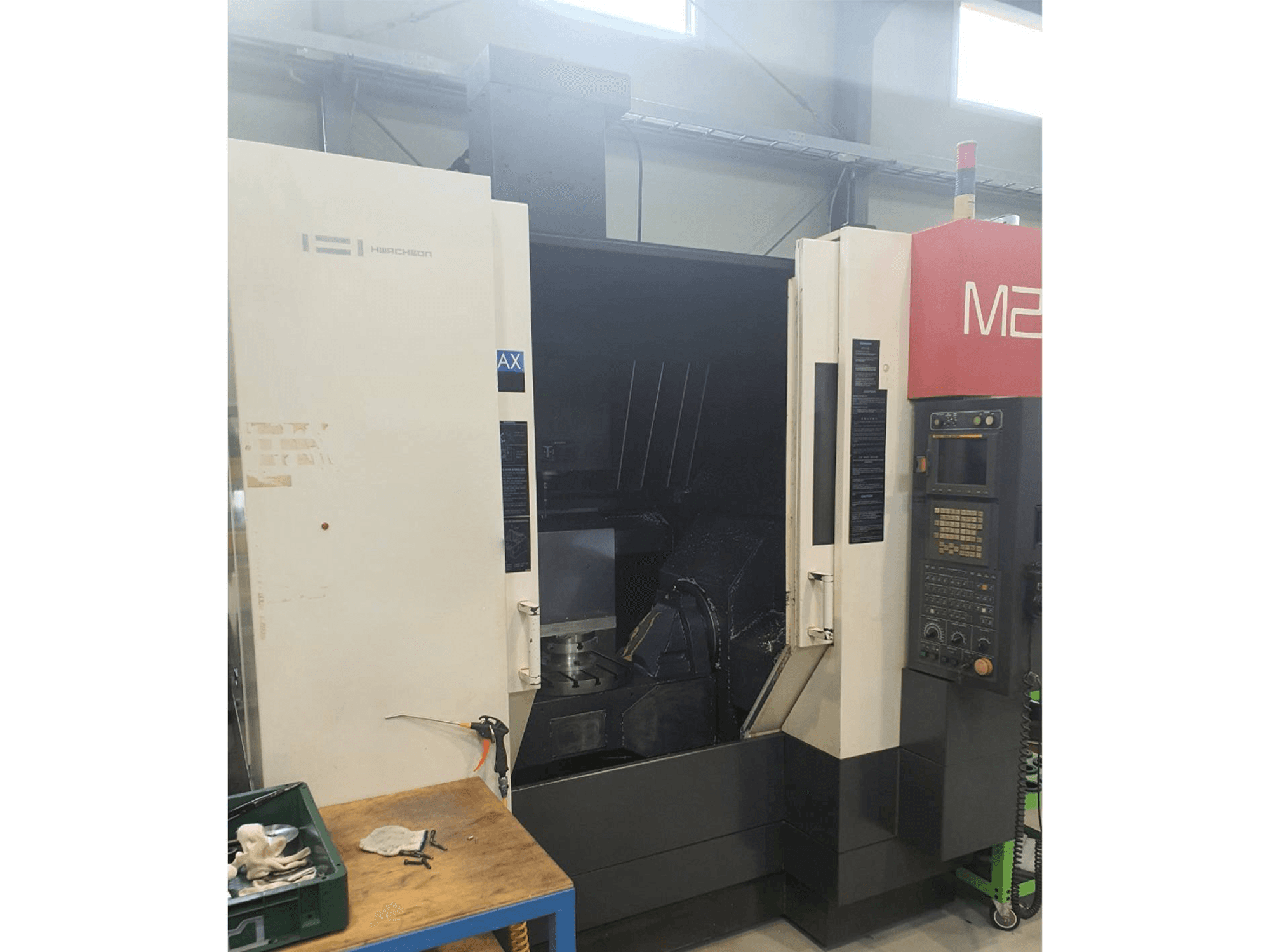 Makine HWACHEON M2 - Önden görünüm