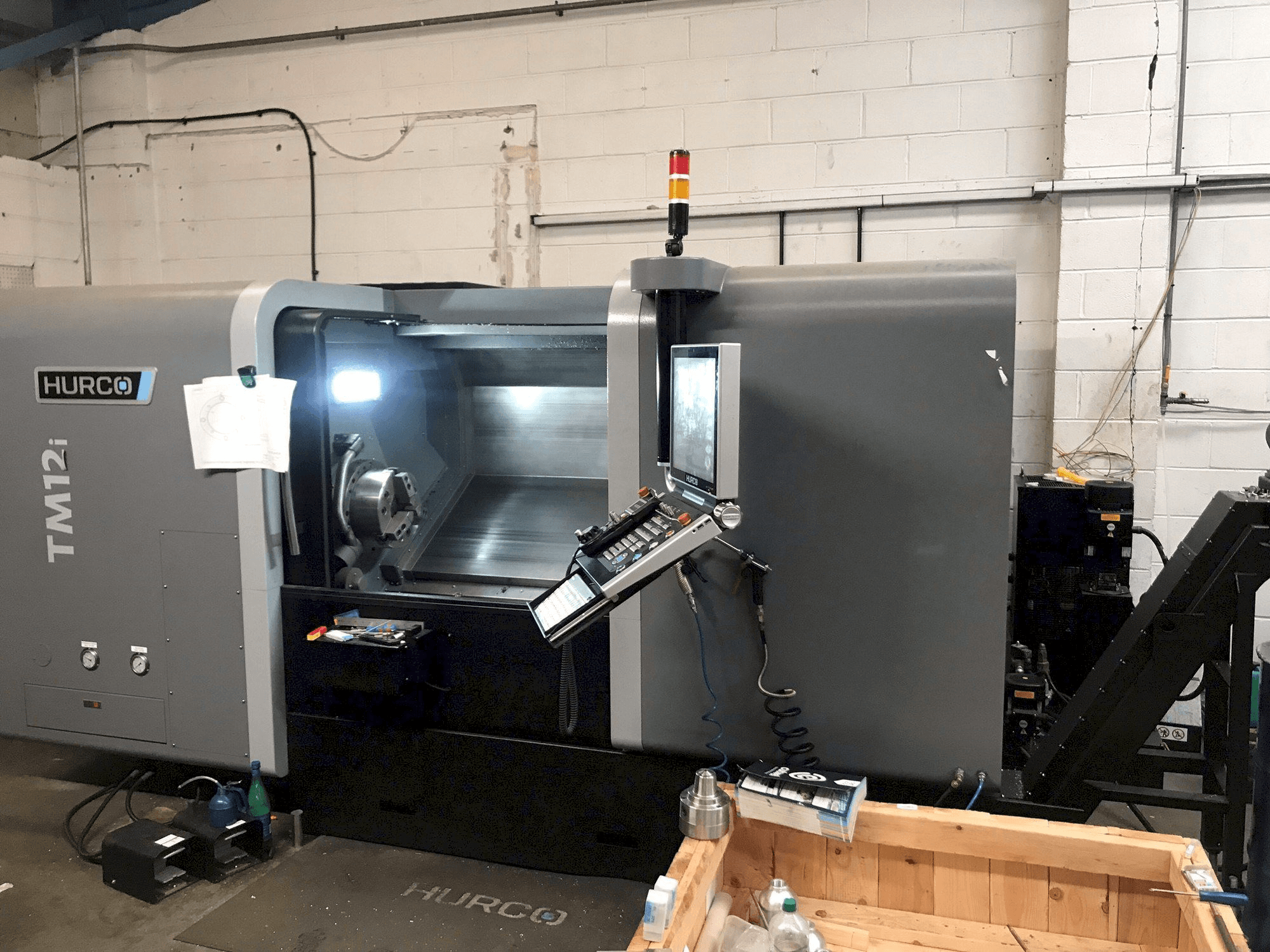 Makine Hurco TM12i - Önden görünüm