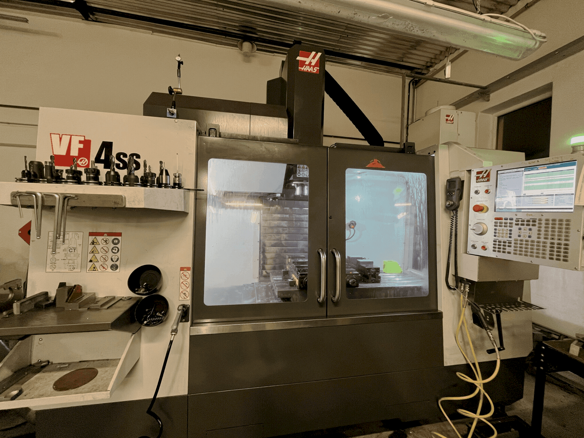 Makine HAAS VF4-SS - Önden görünüm