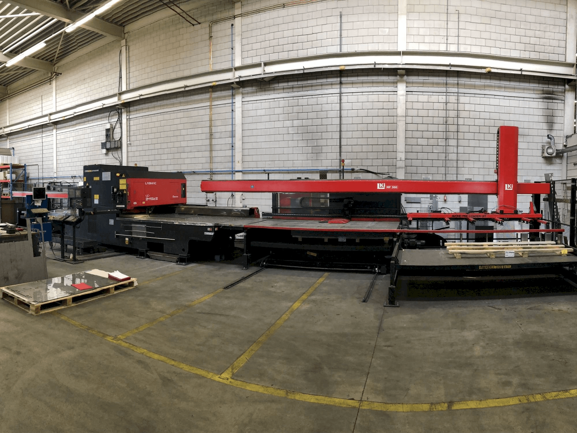 Makine AMADA LC2415 ALPHA III - Önden görünüm