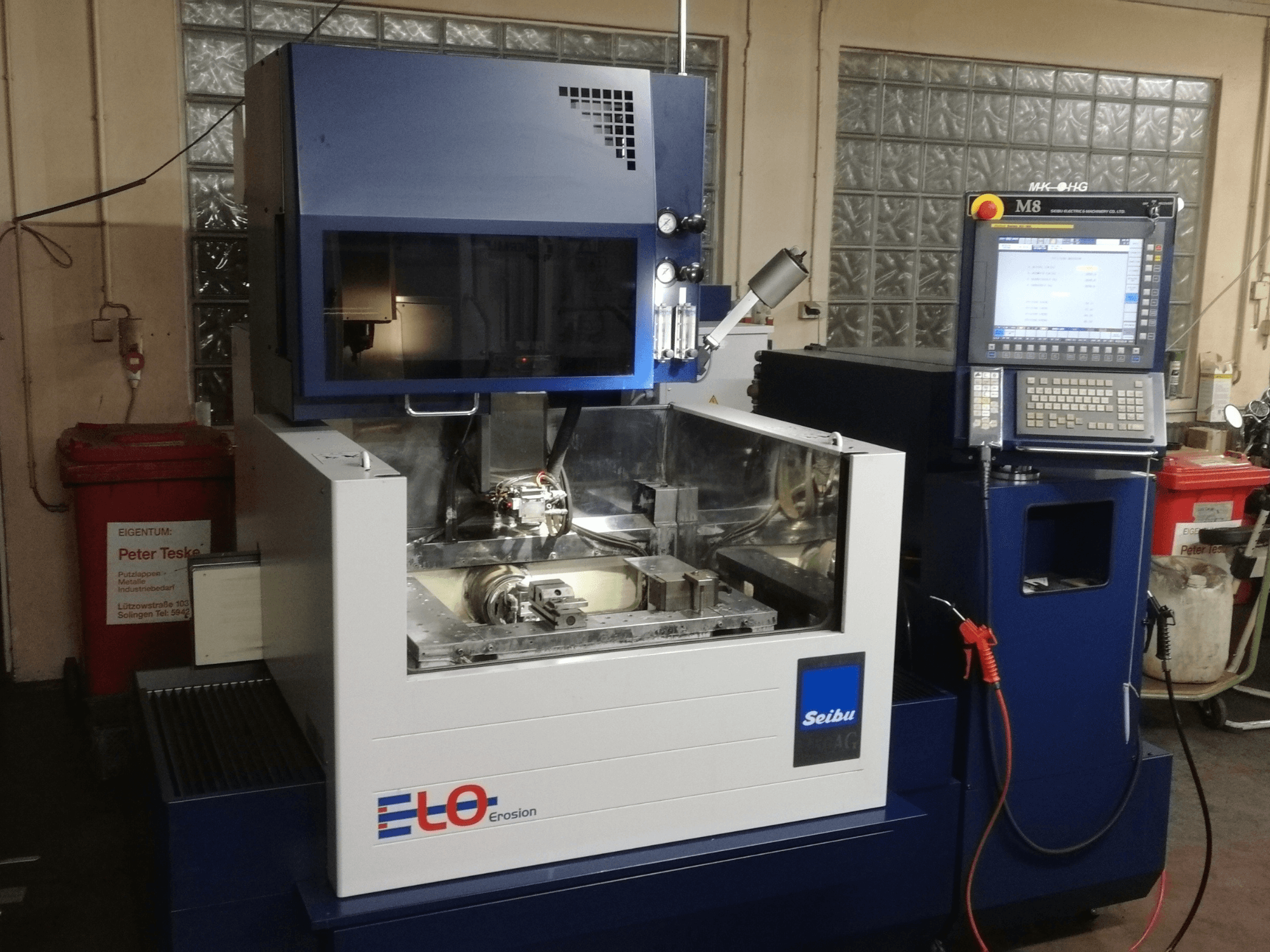 ELO Seibu erozyon makinesi, kontrol paneli ve metal bileşenli görünür çalışma alanı ile önden görülmektedir.