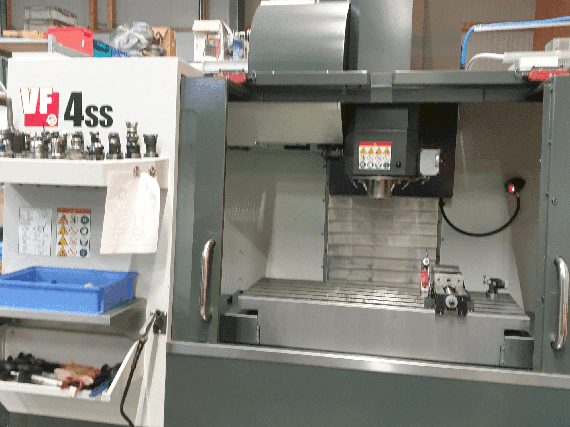 Makine HAAS VF 4 SS - Önden görünüm