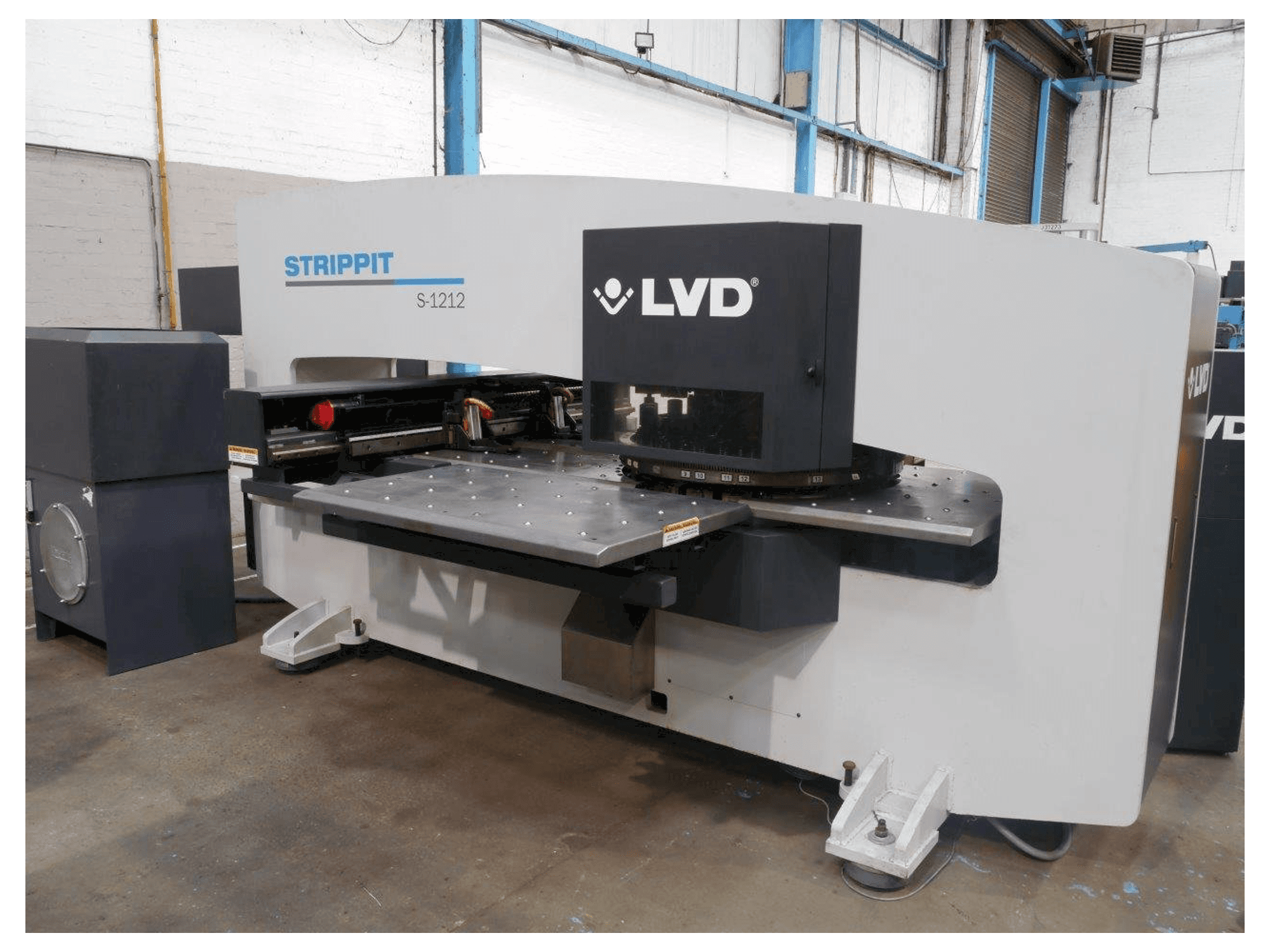 Makine LVD STRIPPIT S 1212 - Önden görünüm