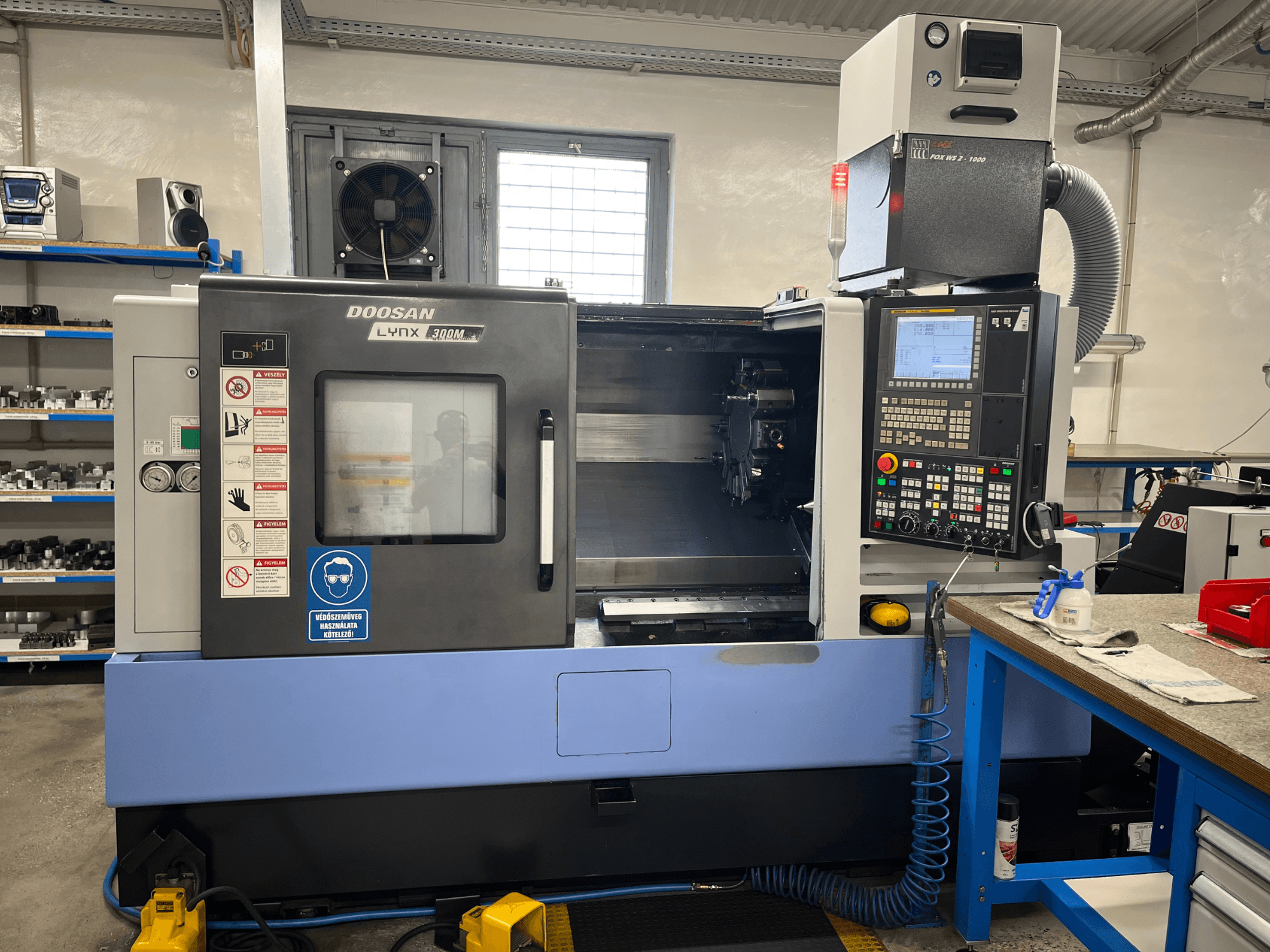 DOOSAN LYNX 300M yatay torna tezgahı, önden görünüm; kontrol paneli ve çalışma bileşenleri gösterilmiştir.